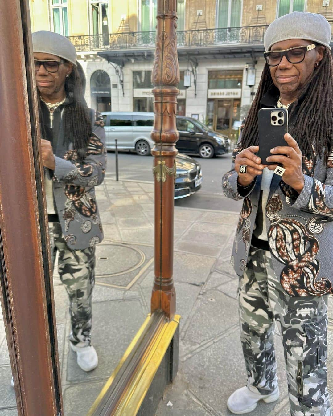 ナイル・ロジャースさんのインスタグラム写真 - (ナイル・ロジャースInstagram)「I saw #people taking #selfies from my #hotel in #paris in #front these #mirrors. #idontunderstand #help」5月21日 17時02分 - nilerodgers