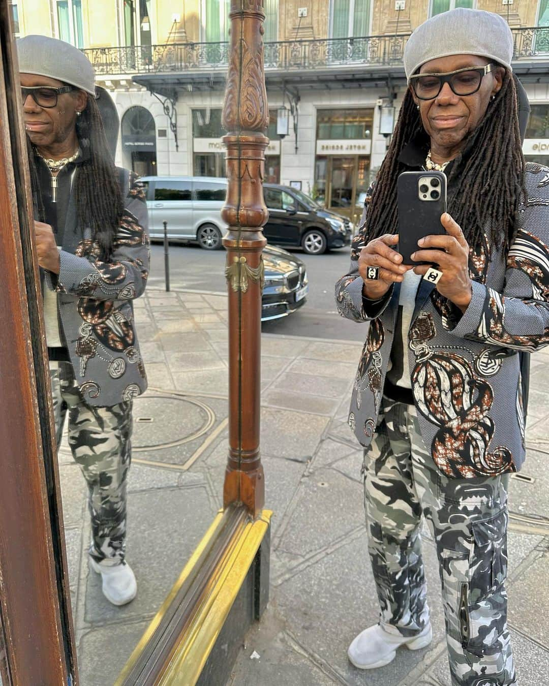 ナイル・ロジャースさんのインスタグラム写真 - (ナイル・ロジャースInstagram)「I saw #people taking #selfies from my #hotel in #paris in #front these #mirrors. #idontunderstand #help」5月21日 17時02分 - nilerodgers