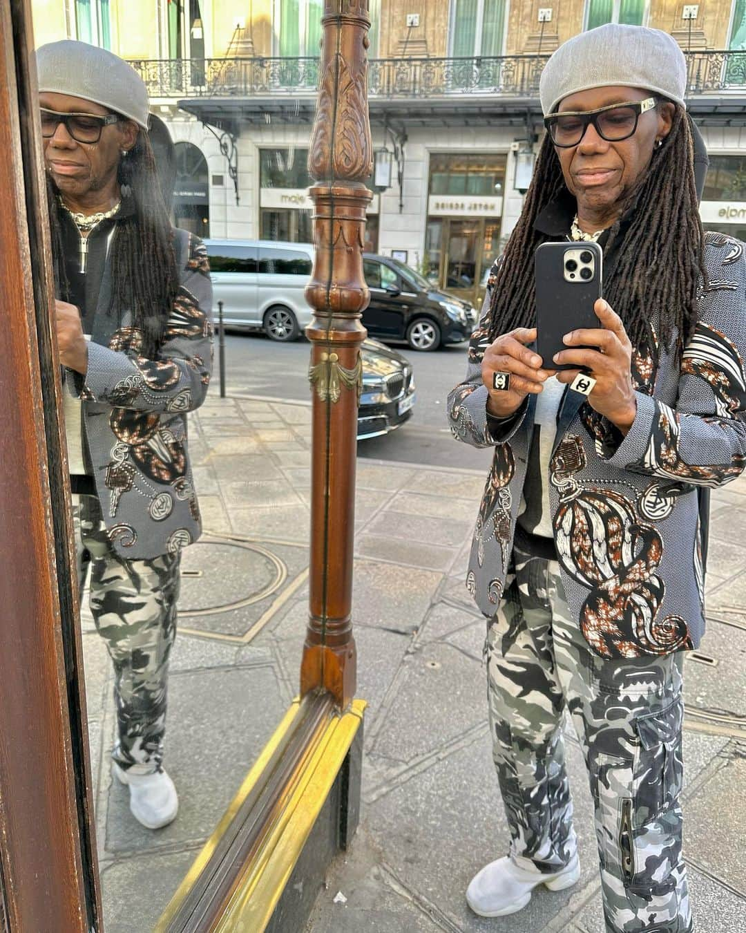 ナイル・ロジャースさんのインスタグラム写真 - (ナイル・ロジャースInstagram)「I saw #people taking #selfies from my #hotel in #paris in #front these #mirrors. #idontunderstand #help」5月21日 17時02分 - nilerodgers