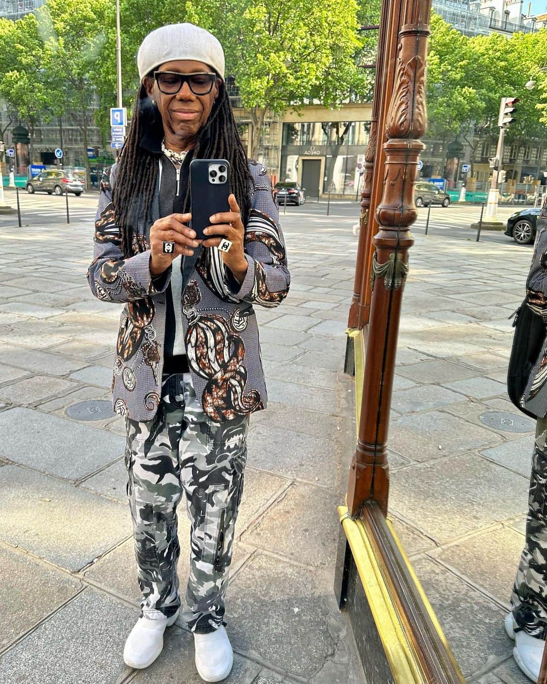 ナイル・ロジャースさんのインスタグラム写真 - (ナイル・ロジャースInstagram)「I saw #people taking #selfies from my #hotel in #paris in #front these #mirrors. #idontunderstand #help」5月21日 17時02分 - nilerodgers
