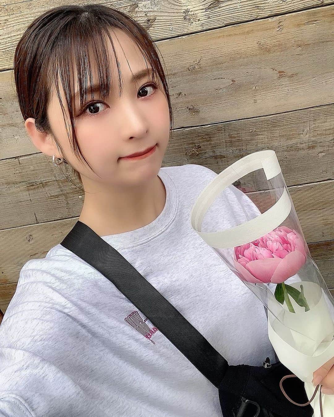 鈴木咲のインスタグラム：「世間に追いつけてない私をいつも介護してくれるしっかりもののかすみんの誕生日イベントに行ってきます🫶🏻🌷 今日は歌も聴けるらしくて楽しみ、かすみんの歌声好きなんだー🥰」