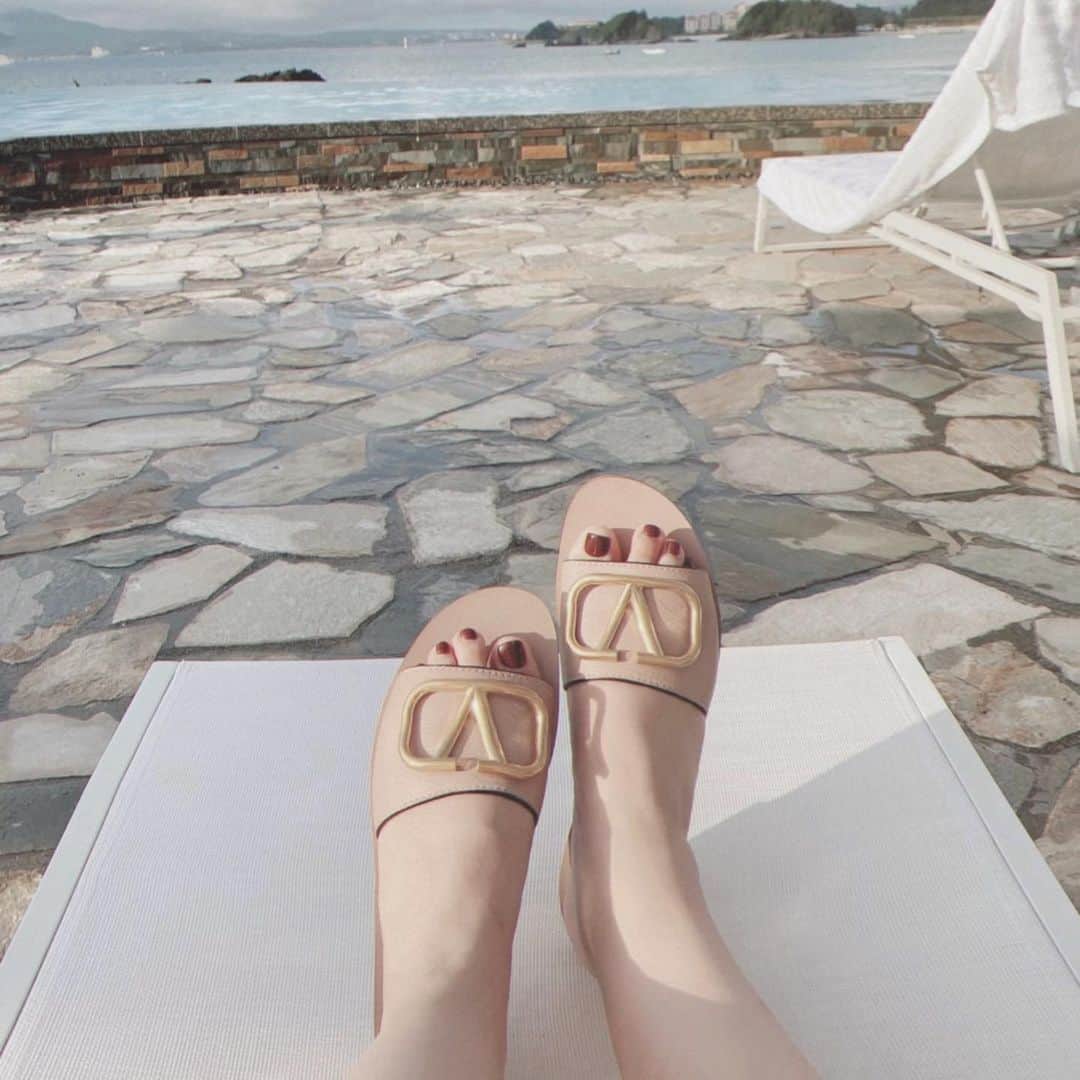 puinpiさんのインスタグラム写真 - (puinpiInstagram)「お気に入りのサンダル  もぅ4年くらい履いてるのだけど…、全然飽きない🦦  私、valentinoのパウダーカラーがすごく好きなのです。  #valentino#ヴァレンティノ#サンダル#ビーチスタイル#プールサイド#靴バカ#靴好き#赤ネイル」5月21日 17時21分 - puinpi