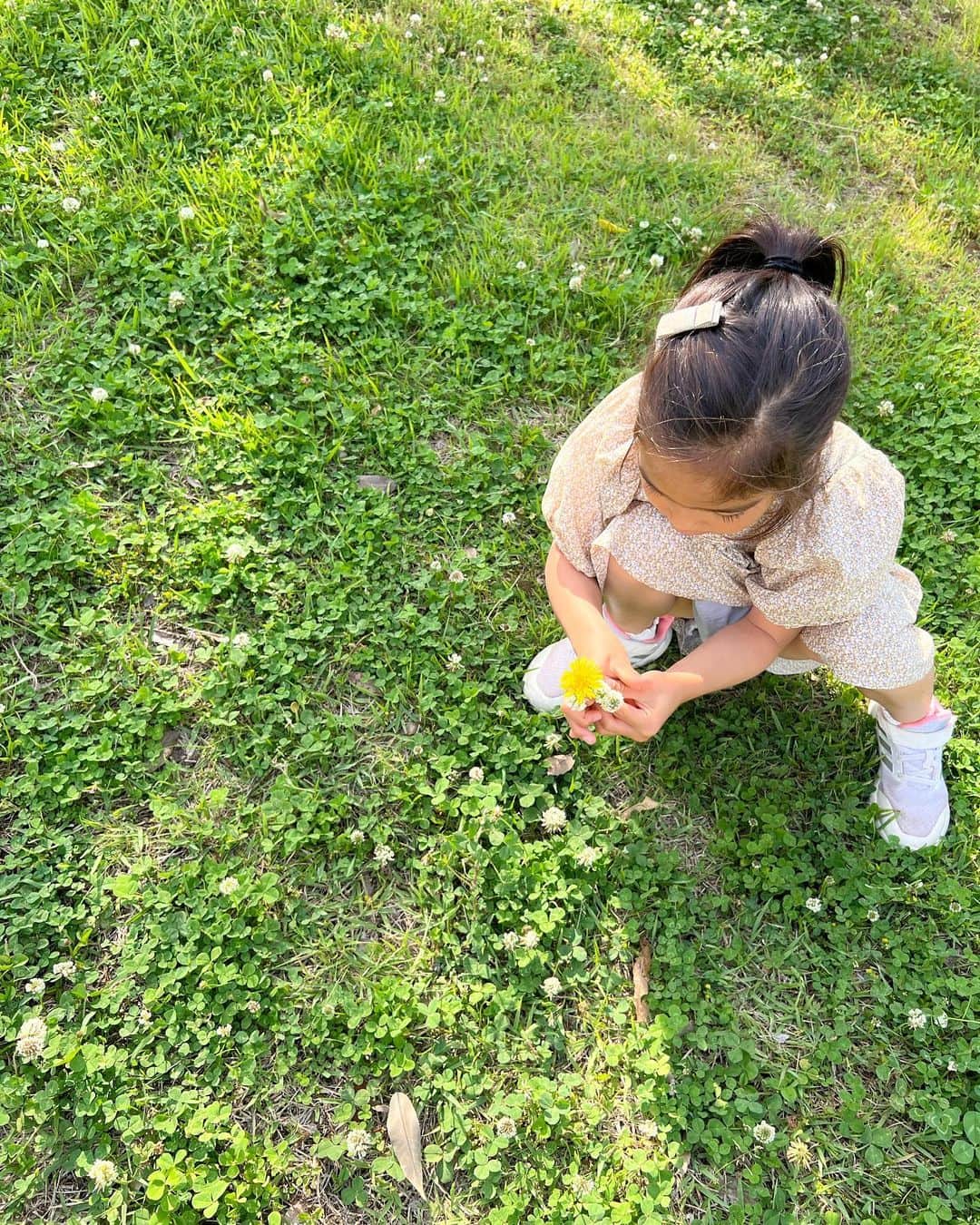 林香里のインスタグラム：「💚💛💚💛💚💛💚  にぃにの習い事に振り回されてるけど 待ち時間の合間の２人時間に癒されてる☺️🍃  #love#family#mama」