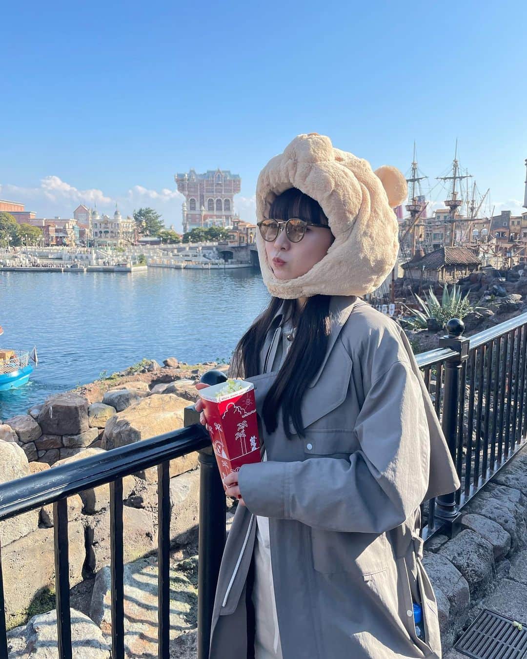 庄司芽生のインスタグラム：「🏰🎠🩵  行った時期はまだ寒かったですねえ〜 数年ぶりに行きましてしっかり夜まで楽しみました。笑  (あ、ポケットに水潜ませているのバレる〜う🫣😂🚰)」