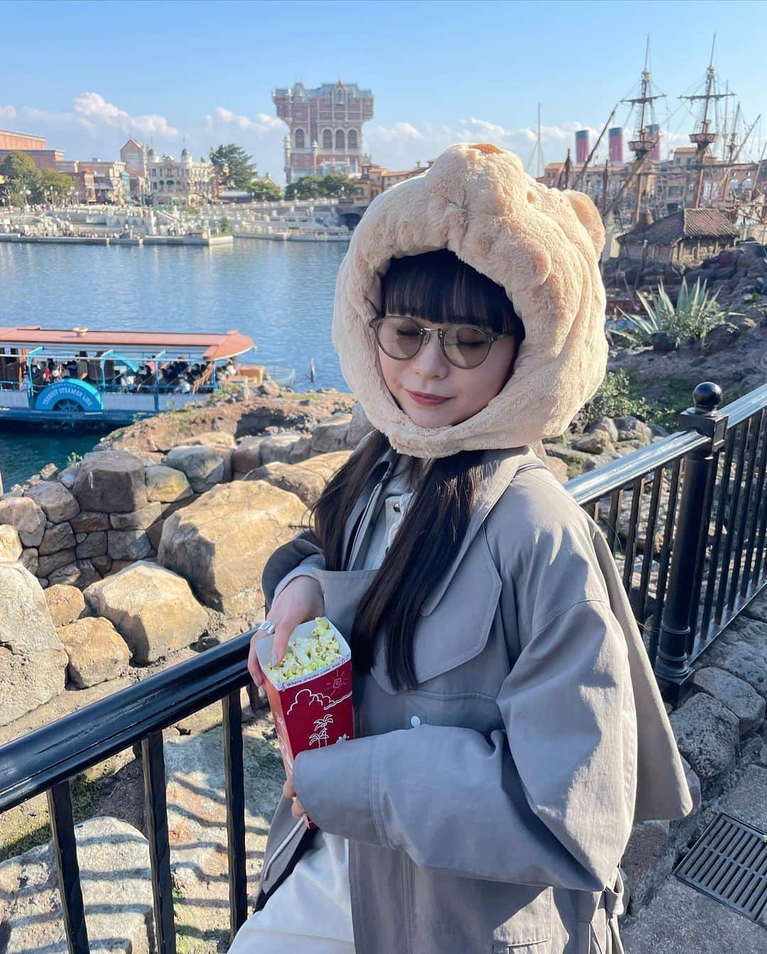 庄司芽生さんのインスタグラム写真 - (庄司芽生Instagram)「🏰🎠🩵  行った時期はまだ寒かったですねえ〜 数年ぶりに行きましてしっかり夜まで楽しみました。笑  (あ、ポケットに水潜ませているのバレる〜う🫣😂🚰)」5月21日 17時16分 - mei_tokyogirlsstyle