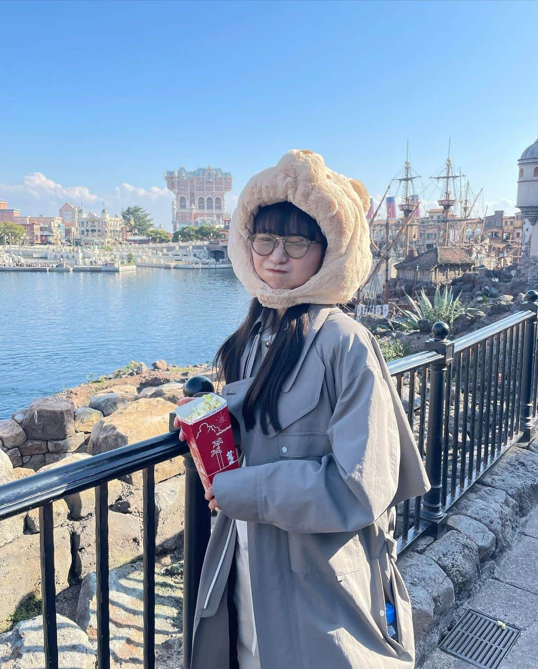 庄司芽生さんのインスタグラム写真 - (庄司芽生Instagram)「🏰🎠🩵  行った時期はまだ寒かったですねえ〜 数年ぶりに行きましてしっかり夜まで楽しみました。笑  (あ、ポケットに水潜ませているのバレる〜う🫣😂🚰)」5月21日 17時16分 - mei_tokyogirlsstyle