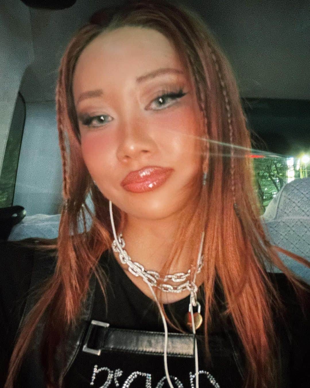 YOONのインスタグラム：「Siri play 𝔍 𝔚𝔦𝔰𝔥 𝔜𝔬𝔲 ℜ𝔬𝔰𝔢𝔰 by  Kali Uchis 🌹🥀🌙 Hope ur having a great wkn 🫶🏽🖤」