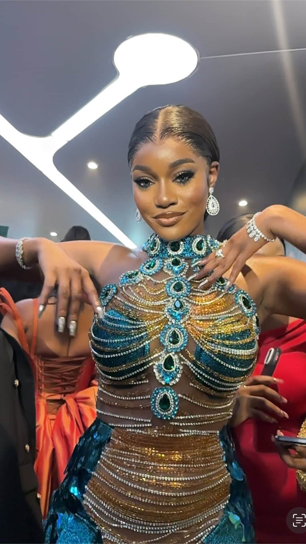 ノーブル・イグウェのインスタグラム：「There are no party better than a Nigerian Party and that’s a fact. Last Night at the AMVCA, Africans came out to party,dressed like stacks of money,some drinking Laurent-Perrier champagne while getting ready and on the red carpet. It was a night of glamour, style, beauty and authenticity. Here’s a roster of some of the best dressed. Who do you see ?」