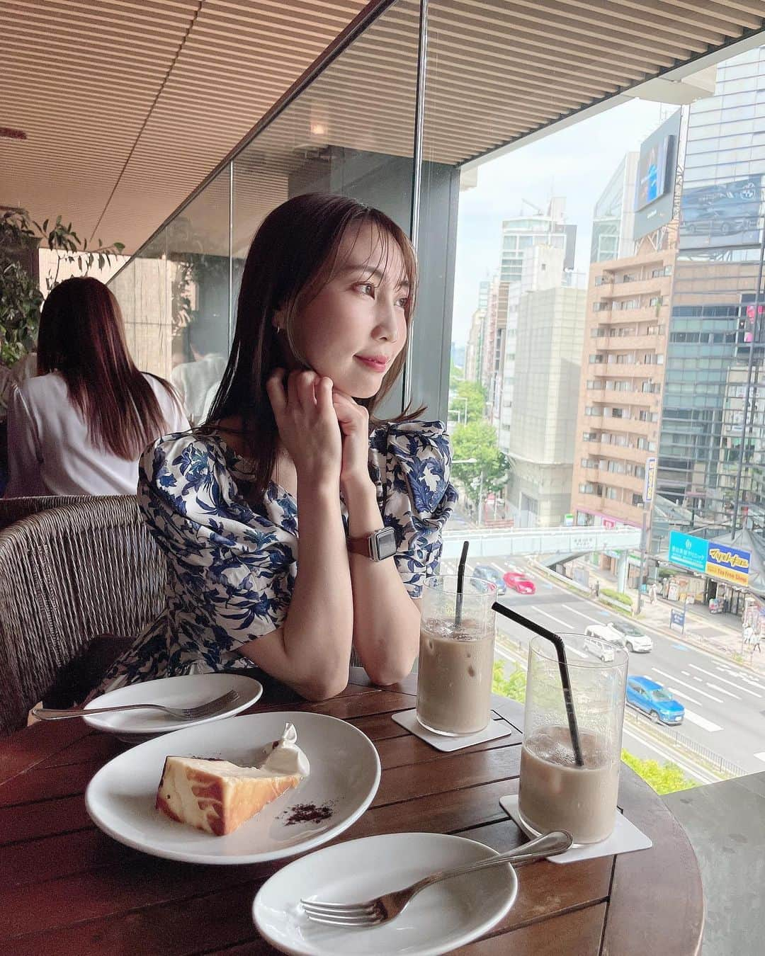 近野莉菜さんのインスタグラム写真 - (近野莉菜Instagram)「大好きなバスクチーズケーキを求めて😌🫶  ここにきたら毎回トリュフポテトも頼むのだけど、メニューから無くなっててショックだった😨😨w  @aoyamagrand  #ちかりな私服 #SNIDEL #スナイデル」5月21日 17時21分 - chikano.rina