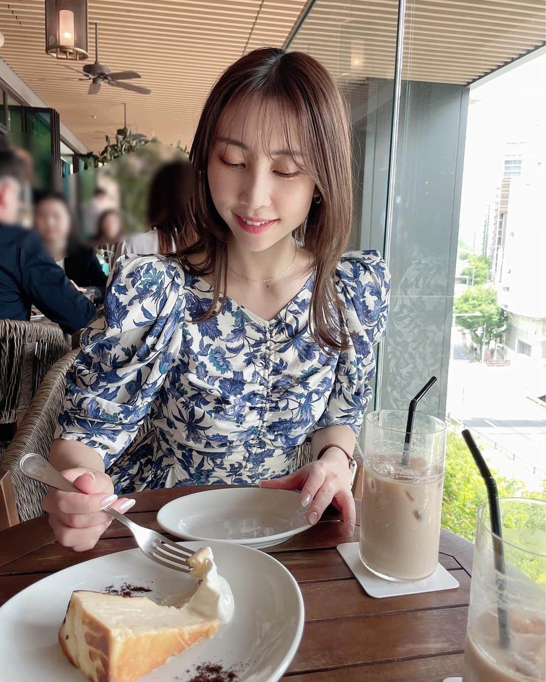 近野莉菜さんのインスタグラム写真 - (近野莉菜Instagram)「大好きなバスクチーズケーキを求めて😌🫶  ここにきたら毎回トリュフポテトも頼むのだけど、メニューから無くなっててショックだった😨😨w  @aoyamagrand  #ちかりな私服 #SNIDEL #スナイデル」5月21日 17時21分 - chikano.rina