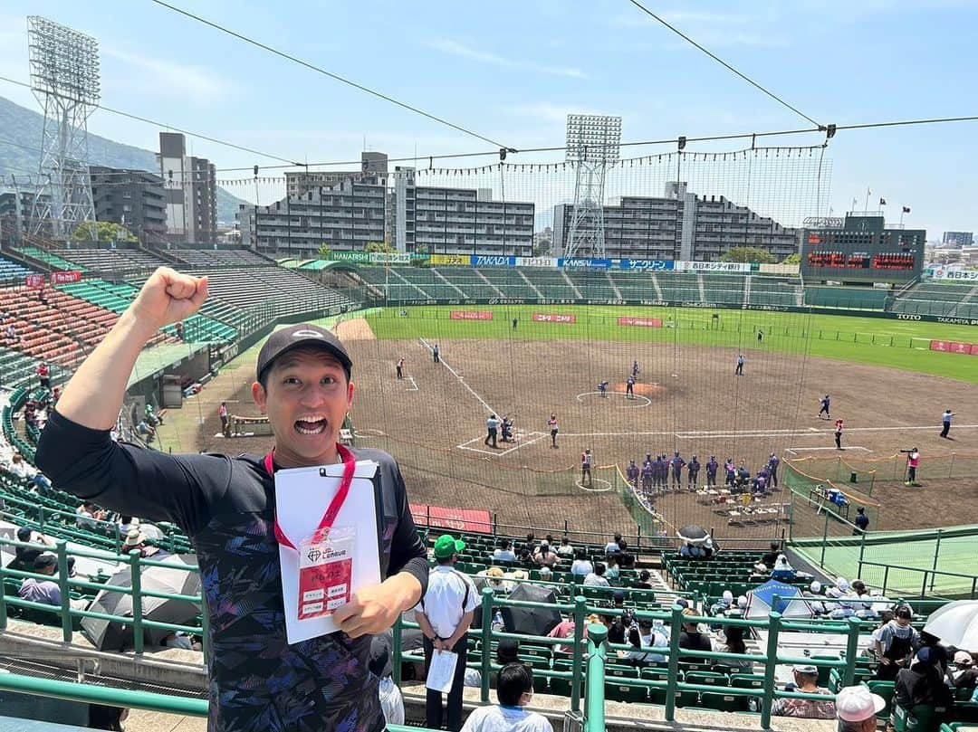 杉谷拳士さんのインスタグラム写真 - (杉谷拳士Instagram)「. 【JDリーグ】  今日はスペシャルサポーターとして北九州に伺いました✨個人的にはソフトボール初観戦☺️  【🥎杉谷メモ🥎】  ①息つく間もないスピード感🏃 →一瞬の判断でアウト/セーフになる(深い意味で)。 →流れるような捕球からスローイングまでの動き。 →短いから塁間を生かした打席での工夫。  ②ベンチの様子が観客席からでも見れる👀 →選手1人1人の表情、準備のタイミングが見える。 →初回から最終回までベンチが熱い🔥一体感‼️  ③ JDリーグならではの応援 →高校野球のような爽やかさ。 →社会人野球や台湾野球のような熱量。  これからもソフトボールならではの魅力を選手の皆さん、ファンの皆さんと味わっていきたいと思います(๑>◡<๑)‼︎  明日は福岡の高校にお伺いするのが楽しみです🔥 共に前進しましょう‼️  #ソフトボール #jdリーグ #ファンサービス向上プロジェクト #スペシャルサポーター #ちかすぎや #福岡 #北九州  #前進」5月21日 17時27分 - kenshi.02