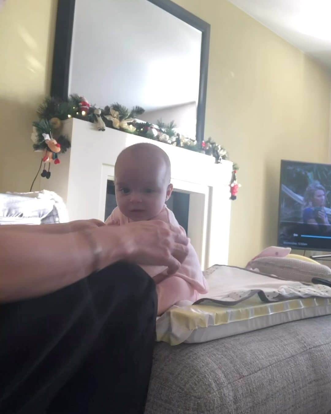 のインスタグラム：「Firstly, her burp 😂 Secondly, in my head Mia was upright and eating by Christmas. Completely wasn’t 🤦🏼‍♀️  Crazy you forget how small they actually were! I remember sending Gorka updates every day on what she was doing 🥹  Can anyone (truthfully) actually remember the early early months without video reference? I can’t but maybe it’s baby brain 🥴」