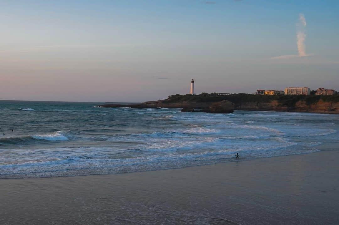 フローラン・ダバディーさんのインスタグラム写真 - (フローラン・ダバディーInstagram)「Basque Country, land of surfers 🏄 バスク地方サーフ王国 🌊 #biarritzsurf #mundakasurf #leicax2」5月21日 17時34分 - florent_dabadie