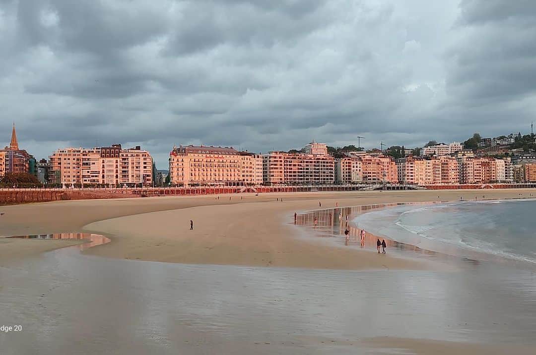 フローラン・ダバディーのインスタグラム：「Basque Country, land of surfers 🏄 バスク地方サーフ王国 🌊 #biarritzsurf #mundakasurf #leicax2」