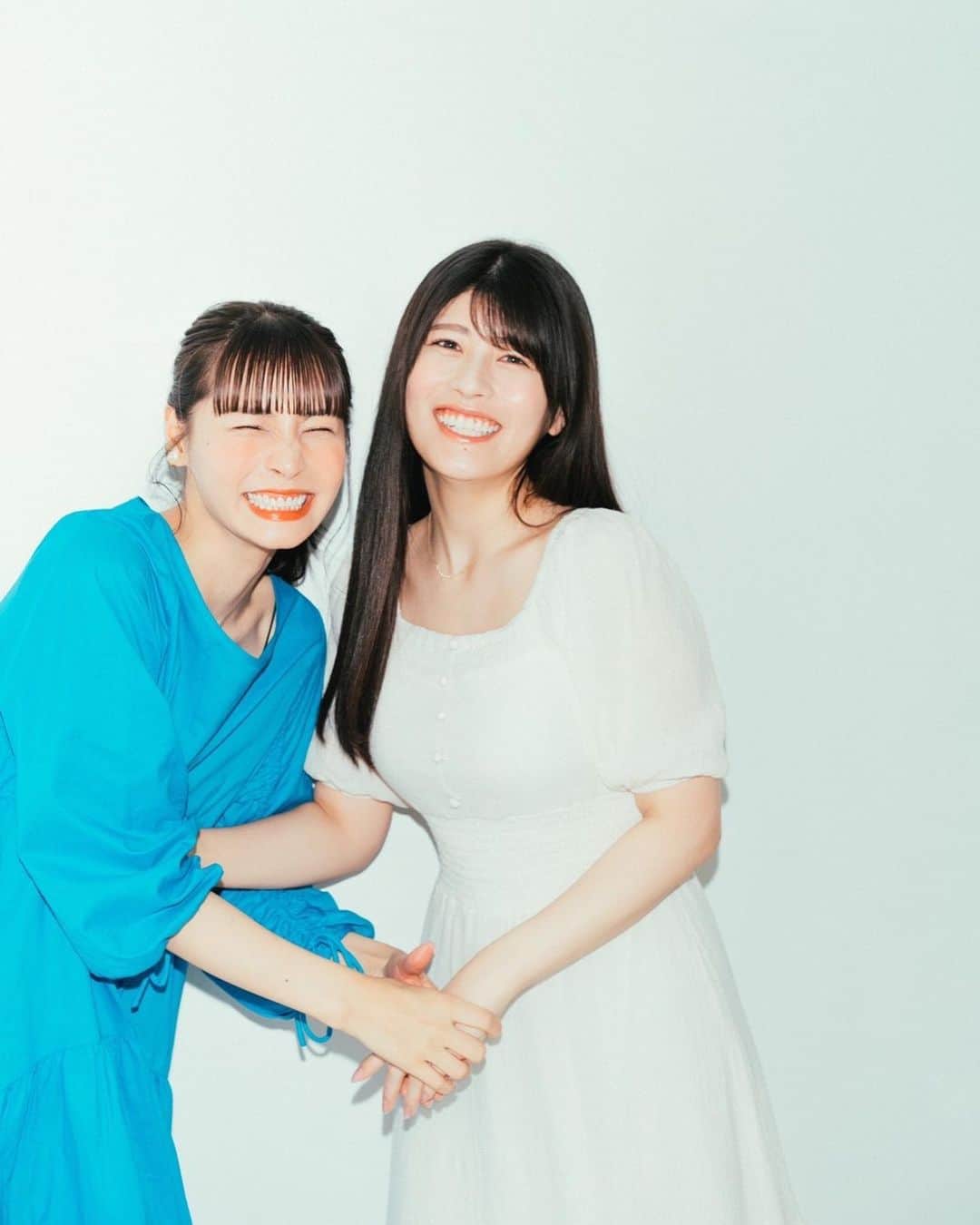 ちとせよしののインスタグラム：「よしのの☺︎︎ 急遽撮ったけどかなりお気に入りの写真たち🫶🏻 ふざけたりすましたり😗笑  📸: @shimom_camera   #よしのの #ポートレート #ロングワンピース #カラーワンピース #portrait」