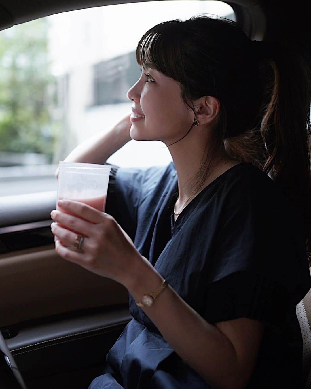 喜田彩子のインスタグラム：「⁡ ⁡ アサヒグループ食品さんからいただいて継続中の 『スリムアップスリムシェイプ　BEAUTY in PROTEIN　アサイーベリー』 ⁡ 忙しい朝にサクッと飲む時もあれば 小腹が空いた時にお菓子の代わりに飲んだり 夕食を少なめにしてプラスで飲んだり👍🏻 ⁡ 水に混ぜてすぐ作れるので外でも手軽に飲めるのが◎ ⁡ ⁡ ポイントは... ⁡ ⁡ 📝 10～12時間の空腹 　　夜間は食べない時間を設けて 　　カロリーオーバーを防ぐ。 ⁡ 📝 総摂取カロリーを抑えた1日3食（＋間食） 　　急激な血糖値の上昇につながるドカ食いを防ぐために 　　しっかり3食と適度な間食を取り入れる。 ⁡ ⁡ この2つのポイントをおさえ 日常のなかでゆるやかに 無理せず、我慢せず、健やかに キレイを目指す『ゆるファスティング』✨ ⁡ 30g(1回分)当たりプロテイン15gのうち コラーゲン10,000mgが配合されていて 生活リズム変えないまま がんばりすぎず続けられるのでお勧めだよ❤️ ⁡ ⁡ #PR #アサヒグループ食品 #スリムアップスリムシェイプ #ゆるファスティング #スリムアップスリム #ダイエット #diet #fasting #ダイエットシェイク #プロテイン #ソイプロテイン #ライフスタイル」