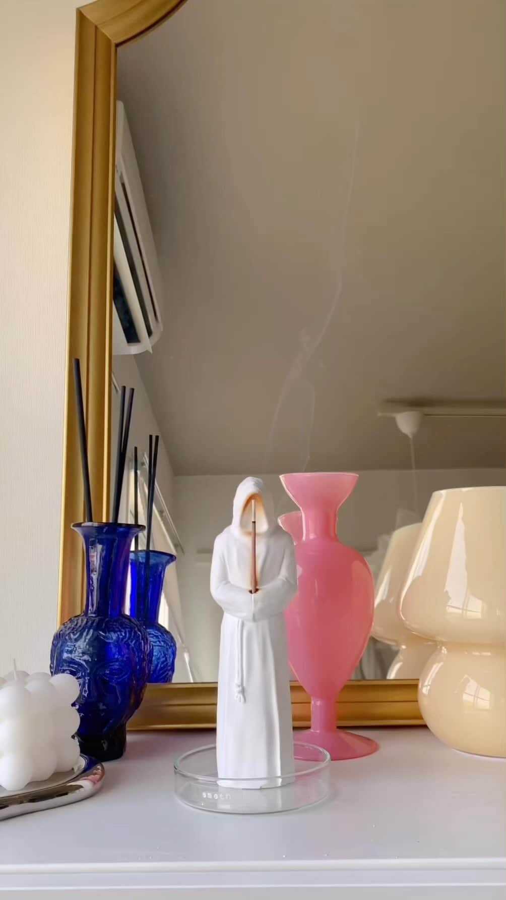 尾島沙緒里のインスタグラム：「💐☁️🧩色のある小物を増やしました、家で明るい気分でいたいので ⁡ ⁡ #一人暮らしインテリア#ひとり暮らしインテリア#マイルーム #シンプルインテリア #ルームツアー #シンプルな暮らし ⁡ 他の投稿はこちら ▷▷▷@ojimasaori__newscaster」