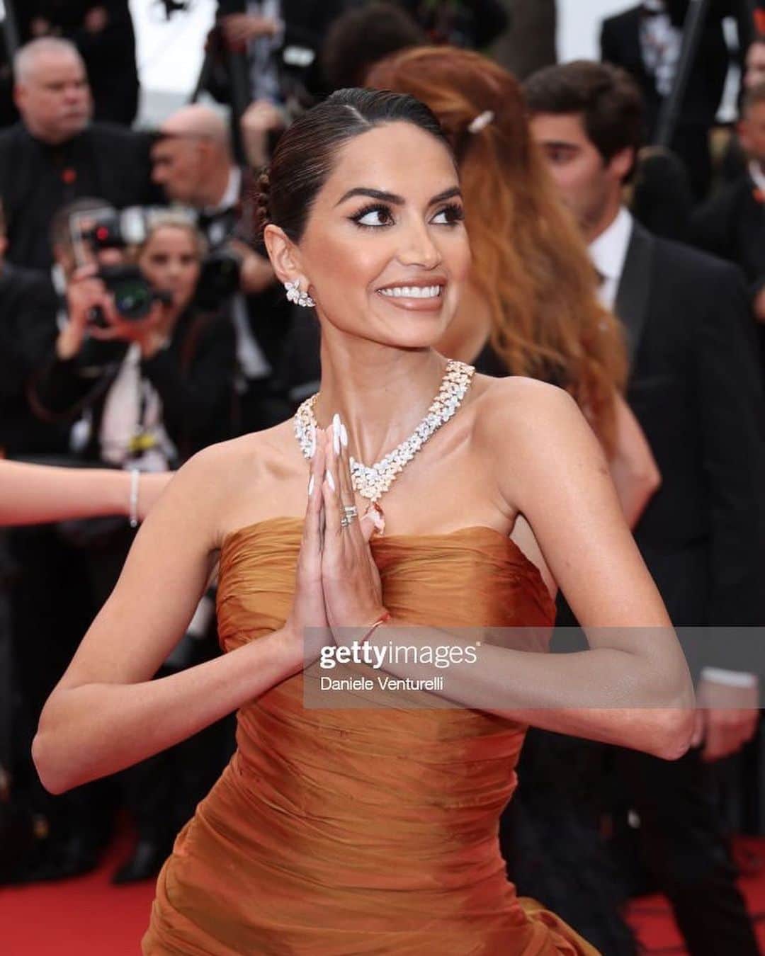 Diipa Büller-Khoslaさんのインスタグラム写真 - (Diipa Büller-KhoslaInstagram)「AND JUST LIKE THAT, CANNES WE ARE BACK 🥰  Tapping into my inner देवी channeling the essence of Goddess Laxmi for my first #cannesfilmfestival red carpet with these divine @pasqualebruni 60ct diamonds selected by @eugeniabruni from her “Goddess Garden” inspired by India and a gorgeously draped gown by @marmarhalim.  My insane team:  Red Carpet with @brut.india  Dress @marmarhalim & Shoes @jimmychoo Jewellery @pasqualebruni Styled @tanghavri Make-up: @tina_derkse using @lakmeindia Hair @franckprovostparis  Photography @natashagillett.art @the_frntal_pr」5月21日 17時47分 - diipakhosla
