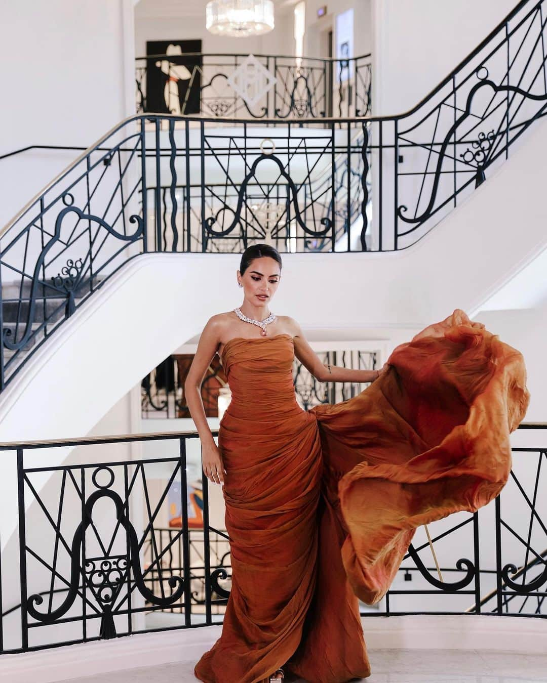 Diipa Büller-Khoslaさんのインスタグラム写真 - (Diipa Büller-KhoslaInstagram)「AND JUST LIKE THAT, CANNES WE ARE BACK 🥰  Tapping into my inner देवी channeling the essence of Goddess Laxmi for my first #cannesfilmfestival red carpet with these divine @pasqualebruni 60ct diamonds selected by @eugeniabruni from her “Goddess Garden” inspired by India and a gorgeously draped gown by @marmarhalim.  My insane team:  Red Carpet with @brut.india  Dress @marmarhalim & Shoes @jimmychoo Jewellery @pasqualebruni Styled @tanghavri Make-up: @tina_derkse using @lakmeindia Hair @franckprovostparis  Photography @natashagillett.art @the_frntal_pr」5月21日 17時47分 - diipakhosla