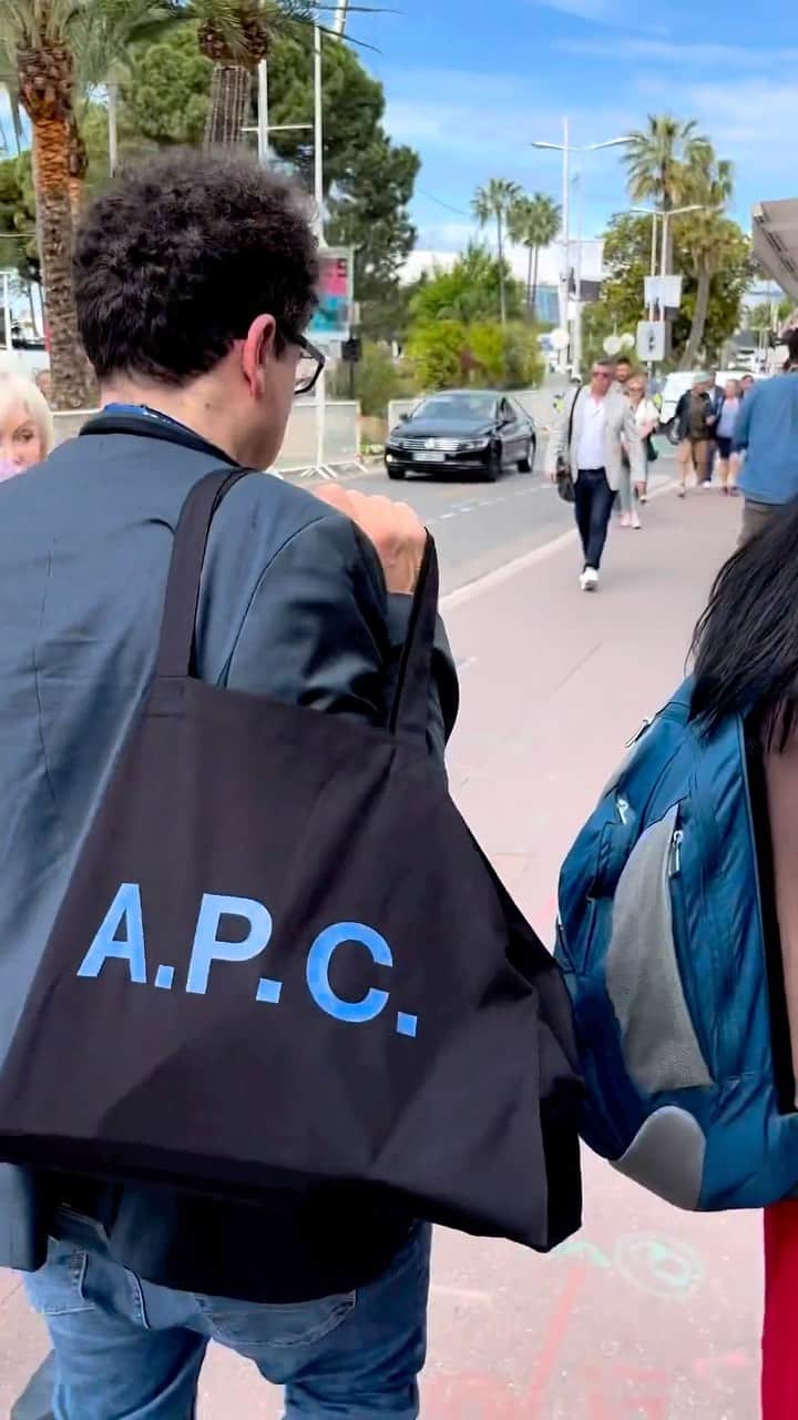 アーペーセーのインスタグラム：「A.P.C. spotted in Cannes.   We have partnered with the Directors’ Fortnight @quinzaine_des_cineastes and created over 1000 exclusive tote bags for the 2023 Cannes Festival.   The totes are made from leftover fabrics from our past collections, and will be distributed to the participants between May 17th till May 27th.  #APCParis #Cannes2023」