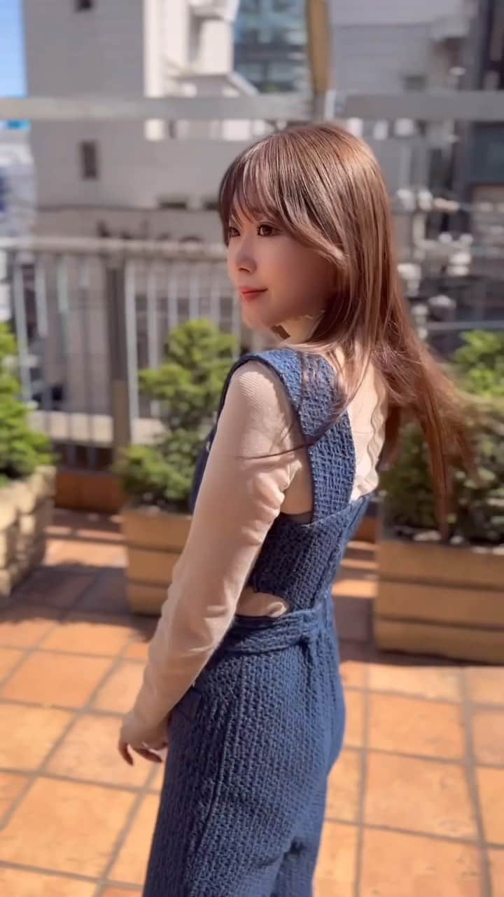藤川沙弥のインスタグラム：「@white.white.michael にお任せでcolor♥︎ 濃いめの色を入れてもらって 透明感のあるベージュからの 色落ちを楽しんでるっ🫶🏻 いまはだいぶ明るくなってきた🦋🌼 👗 @hdxuly 🩵  👀 @onlinecontact で feliamoのアフォガード☕️ めちゃくちゃナチュラルだし このシリーズ付け心地良過ぎて楽なの♥︎」