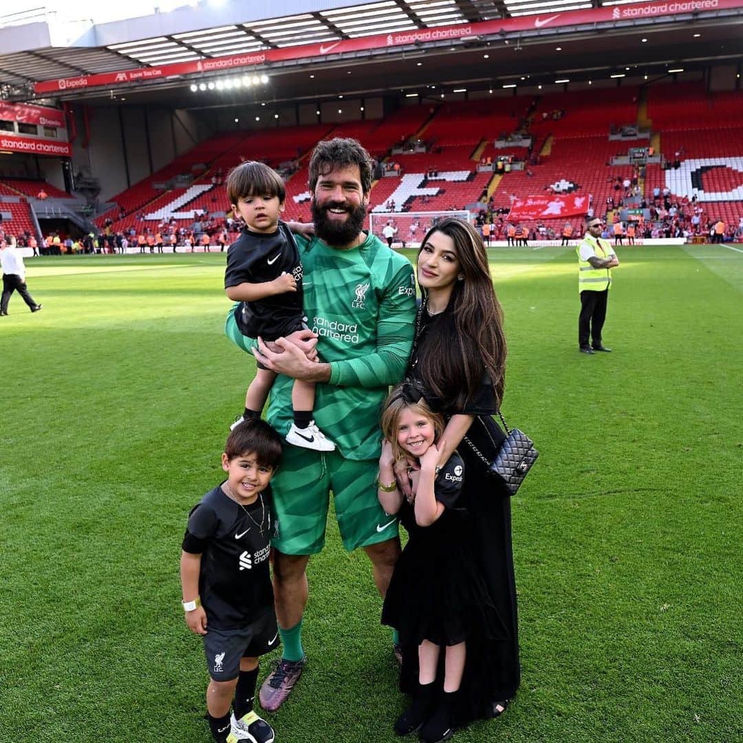 ナタリア・ベッカーのインスタグラム：「Último jogo da temporada em Anfield! Temos muito orgulho e admiração por ti, @alissonbecker ❤️YNWA❤️」
