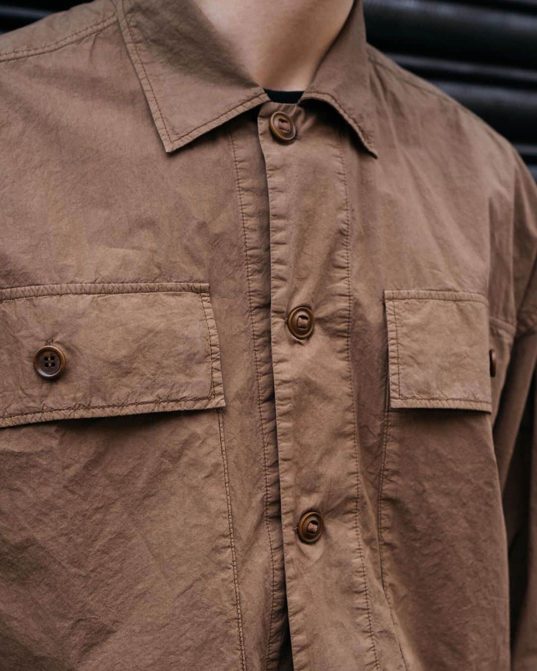 ユーマストクリエイトさんのインスタグラム写真 - (ユーマストクリエイトInstagram)「Jordan in the SS23 Military field shirt, cut in an ultra-fine cotton for a light yet durable fit, then garment dyed and finally rinse washed.  With ecru Tearaway jeans and Allday olive green @bridgesandbrows sunglasses.」5月21日 17時49分 - ymclondon