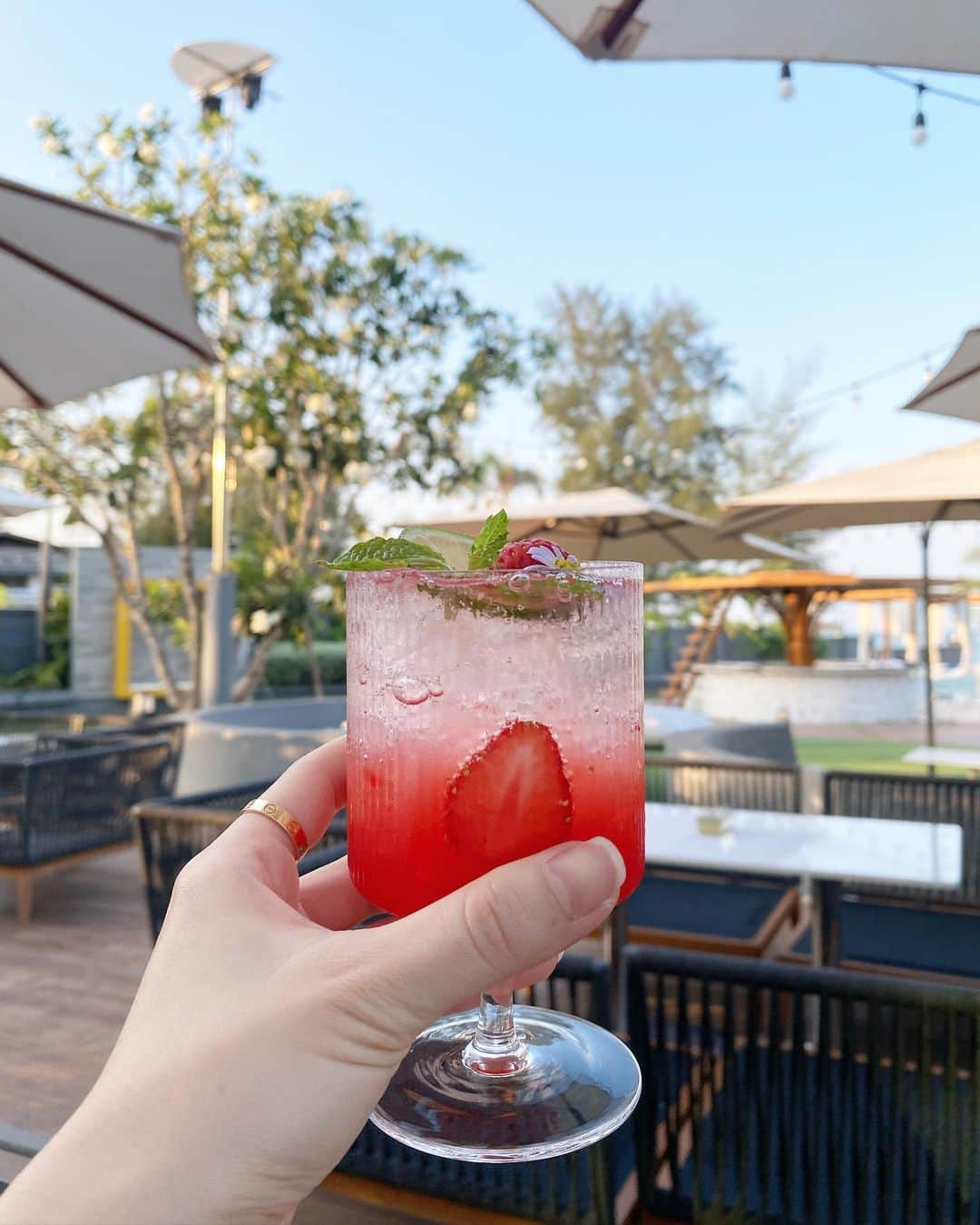 GYEON SEOのインスタグラム：「_* workcation 🤓🍸 . . #queengsnap」