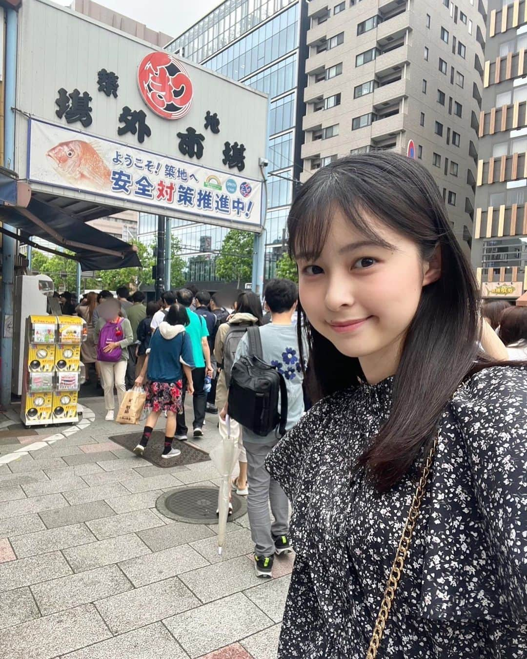 村山千夏のインスタグラム：「こんばんは。 定番のお一人さま 食べ歩きしてきました☺︎ たくさん美味しいもの食べました。 しあわせ〜  Good evening. Standard person I have eaten while walking ☺︎ I ate a lot of delicious food. happy~！  #jk#jk3#ljk#05#05line#17歳#17yearsold #築地#食べ歩き#tsukigi #japan#japangirl #fyp#foryoupage」