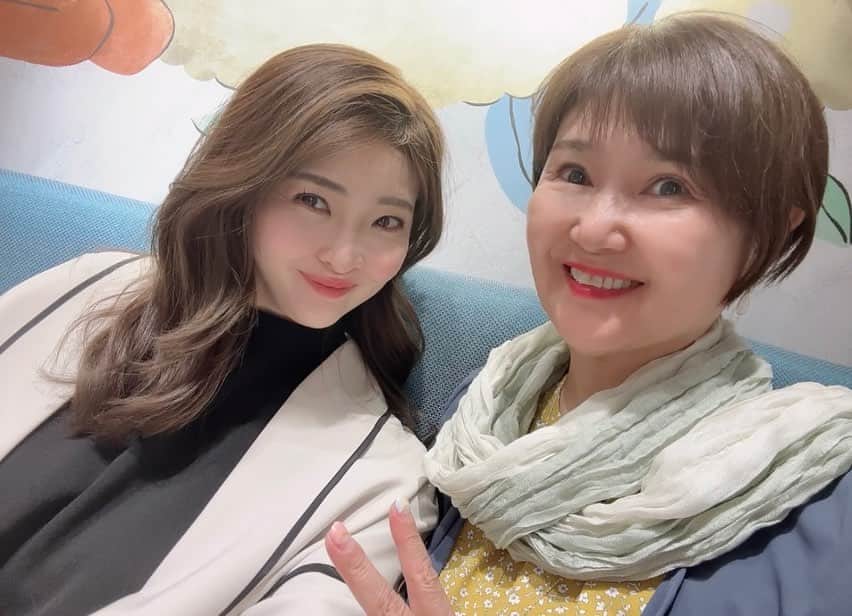 福良真莉果のインスタグラム：「． ママと買い物へ行ってきたよー☺️🛍️✨ 久々のショッピングたのぴかったー！ ． ． 大好きな馬刺しも食べれて幸せ！！ ． ． なんか自分で髪切ってカラーしたんだけど めちゃ良い感じになった笑 ラッキーラッキー！ ． ． これから夏だし（まだ暖房つけてるけど、、） 可愛い格好沢山したいな🥰🥰🥰」