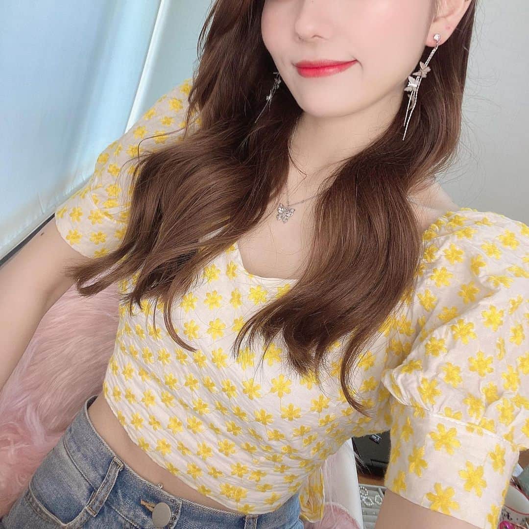 のインスタグラム：「韓国の夏を代表する音楽フェスとして大人気の「WATERBOMB」が、、ついにこの夏日本初上陸するので参戦してきます！！👙🔫💦 1枚目のコーデと2枚目のコーデなら水で濡れても問題ないよね！？お気に入りコーデも楽しみたいんだけどどっちが良いと思う？それとも全く違うコーデにしようか、、🤐  WATERBOMBは韓国で人気の水の音楽フェスでK-POP、K-HIP HOP、K-DJによるパフォーマンスを見ながらめっちゃ水で盛り上がる(?)やつ笑 それが今年ついに日本でやるって！！しかも3都市で🤲🏻 各公演によって参加アーティスト違うけど、私が行く大阪に来るアーティストだけ一応載せとくね！めちゃアツいので  ＜日程＞ 大阪：7/15 - 16（舞洲スポーツアイランド） 名古屋：7/22 - 23（Aichi Sky Expo） 東京：７/29 - 30（ベルーナドーム） ※この公演は18歳以上のみ入場可能だそうです。  私は大阪の2日目に参戦予定🙋🏻‍♀️これびっしょびしょになる可能性あるよね？ぜったい服の替え必要だよね？wwこわいけど16日にずっと見たかったアーティストさんが出るからぜったい行きたくて参加の意を決した笑 今はQoo10のみで先行販売チケットが買えるよ🎫先着なのでお早めに！ ストーリーの方に購入ページのリンク貼っておきます🔗  #WATERBOMBJAPAN #Qoo10 #水の音楽祭り #PR #韓国フェス #韓国イベント #国内韓国イベント #韓国音楽フェス #ウォーターフェス」