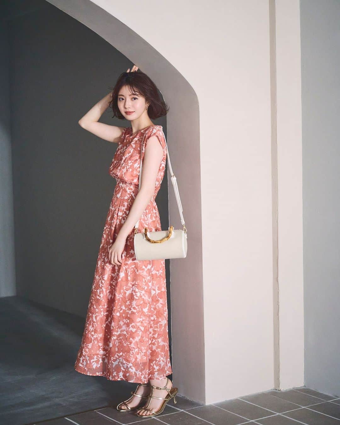 NATURAL BEAUTY BASICのインスタグラム：「Petit size collection Feat.Miori Ichikawa  市川美織さんが纏う 150cm前後の小柄さんに向けた、Petit Sizeアイテムをお届け。 夏支度に欠かせないドラマチックなワンピース中心に、 ぱっと華やいでスタイルアップも叶えてくれる 優秀なブラウスにスカート…  NBBでは小柄さんにもぴったりな新作たちを 取り揃えておりますので、ぜひチェックしてみてください✨  ■カットジャガードプリントワンピース ¥13,420 tax in size:S/M/PS color:クロ/コーラル/ブルー #0173140550  コーラルベースに載せた フラワープリント×幾何柄がフレッシュなワンピース。 ほんのりプリントの奥行きをぐっと高めてくれる シアー感のあるジャカード素材が◎。 ウエストに入れたラウンドの切り替えが 脚長効果を存分に発揮。 低身長さんでも美バランスが叶う1枚です。  ----------------------------  5/25(thu)21:30～Insta Live  モデルを務めていただいた 市川美織さんをスペシャルゲストにお迎えして インスタライブを配信予定✨  ご着用頂いたPetit sizeのアイテムを中心にご紹介予定です♪ ぜひご視聴くださいませ♡  #市川美織 さん #小柄女子 #小柄コーデ #低身長女子 #低身長コーデ #sサイズコーデ #150cmコーデ #under150cm #under155cm  #ワンピース #花柄ワンピース #フリルワンピース #お出かけコーデ #オフィスコーデ #オフィスカジュアル #通勤コーデ #大人可愛い #カラーコーデ #着回しコーデ #きれいめカジュアル #ベーシックコーデ #ベーシック #ナチュラルコーデ #トレンドスタイル #シンプルコーデ #ナチュラルビューティーベーシック #naturalbeautybasic」