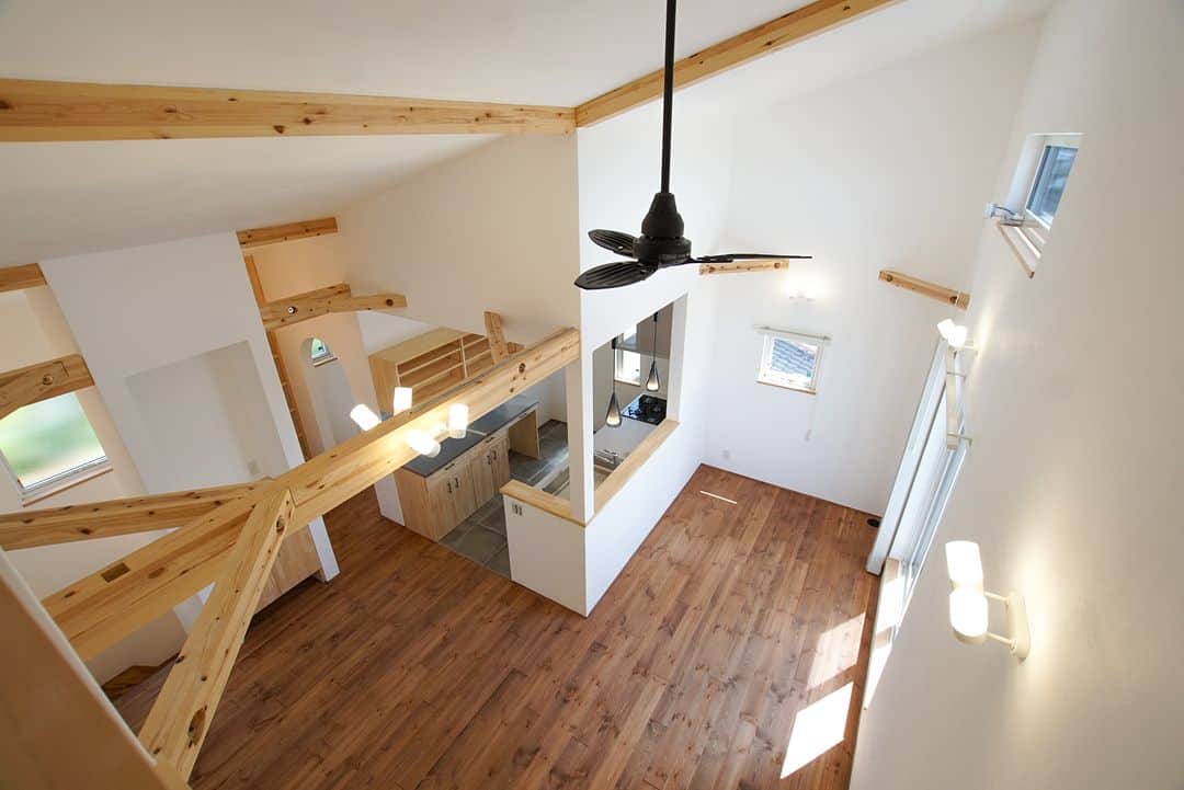 satsumahomeのインスタグラム：「勾配天井で奥行きが出る広々としたリビングに🪴 ＿＿＿＿＿＿＿＿＿＿＿＿＿＿＿＿＿＿＿＿＿＿＿＿＿  「体に良くないものは使わない」  漆喰や無垢材などの自然素材だけを使って建てる。 体に安心・安全な無添加の家。 豊中市・箕面市を中心とした北摂エリアで注文住宅を建てる専門工務店です。 ＿＿＿＿＿＿＿＿＿＿＿＿＿＿＿＿＿＿＿＿＿＿＿＿＿＿ さつまのリフォーム ▷@picnicstudio_osaka さつまの不動産　 ▷@sh.fudousan さつまのLINE ▷@sh.lineinfo  #さつまホーム #無添加住宅 #漆喰  #マイホーム記録 #注文住宅 #家づくり #施工事例 #いえすたぐらむ #おうち時間を楽しむ #ルームツアー #後悔しない家づくり #工務店だからつくれる家 #こだわりの家 #高気密高断熱 #設計事務所 #HEAT20 #自然素材の家 #デザイン住宅 #シックハウス対策 #勾配天井 #リビング #家づくり計画」