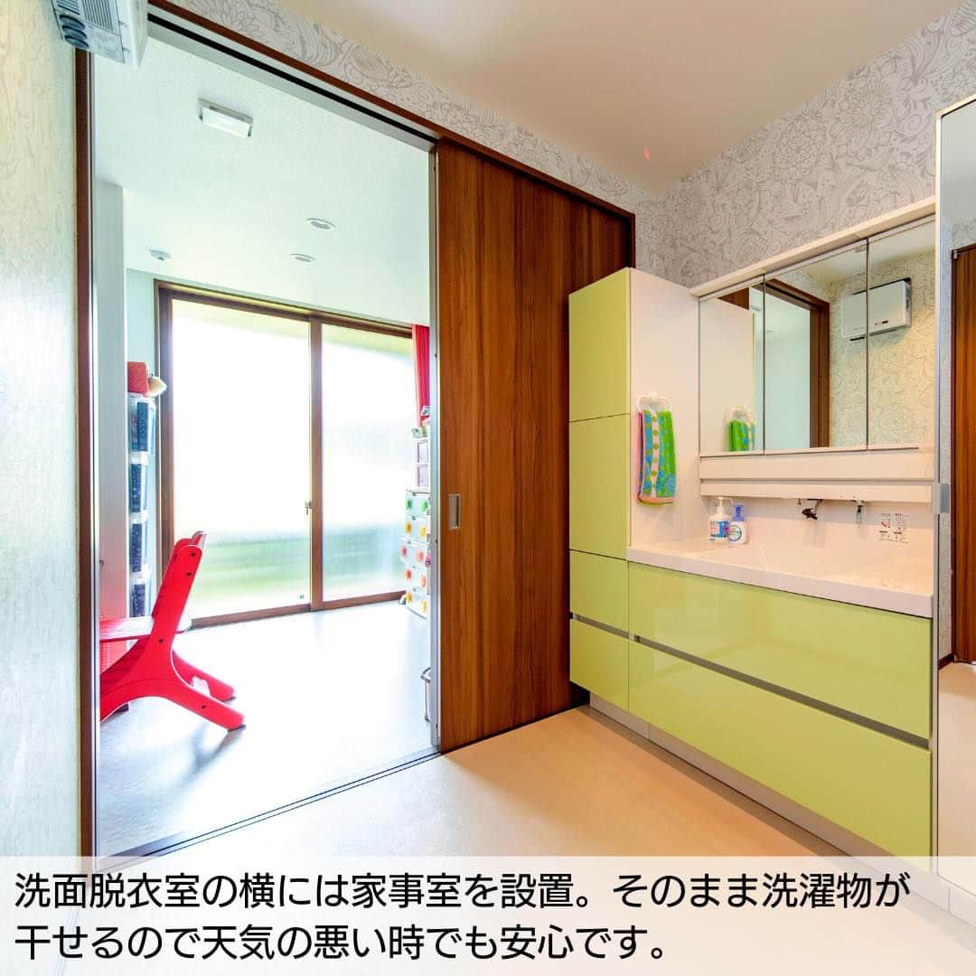 タマホーム株式会社さんのインスタグラム写真 - (タマホーム株式会社Instagram)「「開放的な間取りが魅力の住まい　VOL.3」  2階ホールにはソファを設置し、寛ぎスペースとして空間を有効活用。 洗面脱衣室と隣接した家事室は家事動線に配慮し、洗濯家事もラクラク。 オーナー様の工夫が施された空間をご覧ください。  【プレゼントキャンペーンについてのお知らせ】 偽のなりすましアカウントによる、フォローやDM等による当選連絡等が発生しております。  正しいアカウントは @tamahome_official となります。  上記以外のアカウントからによる連絡への返信、URLのクリック、個人情報の入力等は絶対に行わないようにご注意ください。何卒よろしくお願い申し上げます。  ー  ---フェア開催のお知らせ---- ＼「予約来場」で“QUOカード10,000円分”を進呈！／ 🏡『ハッピーホーム・フェア』開催 開催期間：5月12日(金)～6月9日(金)  “良コスパ”のモデルハウスをご体感いただけます。 事前来場予約はプロフィールのURLよりご覧ください！ https://customer.tamahome.jp/reservation_ig_02/  フェアに関する詳細はプロフィールのURL、公式HPからもご覧いただけます。 ‐‐‐‐‐‐‐‐‐‐‐‐‐‐‐‐‐‐‐‐‐‐‐‐‐‐ 🏡”タマホーム”で検索🏡 公式HP⇒www.tamahome.jp ‐‐‐‐‐‐‐‐‐‐‐‐‐‐‐‐‐‐‐‐‐‐‐‐‐‐  #施工実例 #洗面脱衣室 #家事室 #ランドリールーム #家事動線 #窓 #ホール #インテリア #バルコニー  #開口窓 #タマホーム #施工事例 #新築 #新築戸建て #住宅 #家 #マイホーム #注文住宅 #自由設計 #モデルハウス見学 #住宅相談 #間取り相談 #住宅ローン #資金計画 #家づくり #マイホーム計画 #上質な暮らし #空間デザイン #空間設計」5月21日 18時00分 - tamahome_official