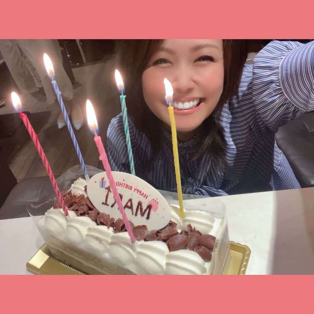 水上真理のインスタグラム：「土曜日は バースデーイベントでした🎂 . みんなで乾杯したり🥂 . ご飯を食べたり✨ . 健悟さんのギターで歌ったり🎤 . カラオケで盛り上がったり💃 . すっごく楽しかったー🥰 . いつもの笑顔も お久しぶりの笑顔も 大好きな友達の笑顔も . 全部宝物です😭💕 . 幸せな時間を ありがとうございました✨ . #smile #love  #happiness  #happybirthday  #live」