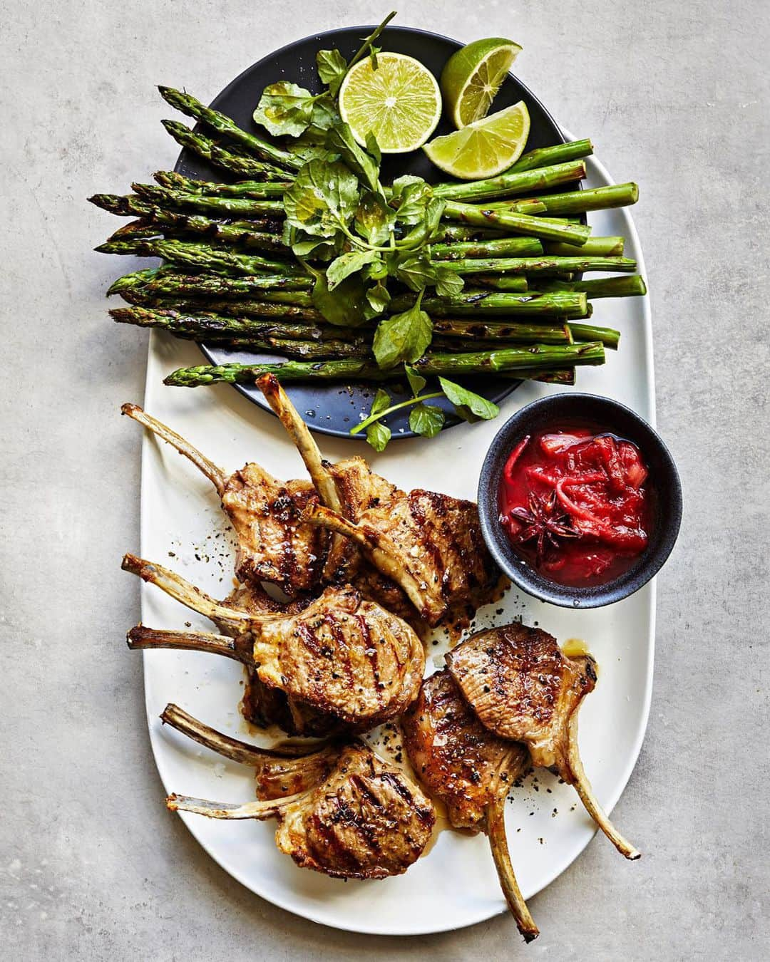 マーサ・スチュワートさんのインスタグラム写真 - (マーサ・スチュワートInstagram)「For a super spring dinner, lamb chops are seasoned with crushed fennel seeds, salt, and pepper before being grilled alongside asparagus spears. A bright, savory rhubarb compote provides a wonderful contrast to the rich meat. Get the recipe at the link in our bio. 📷: @conpoulos_photographer recipe: @lucullanfoods food styling: @stevepearcestylist prop styling: @sagecreativeco」5月21日 9時05分 - marthastewart