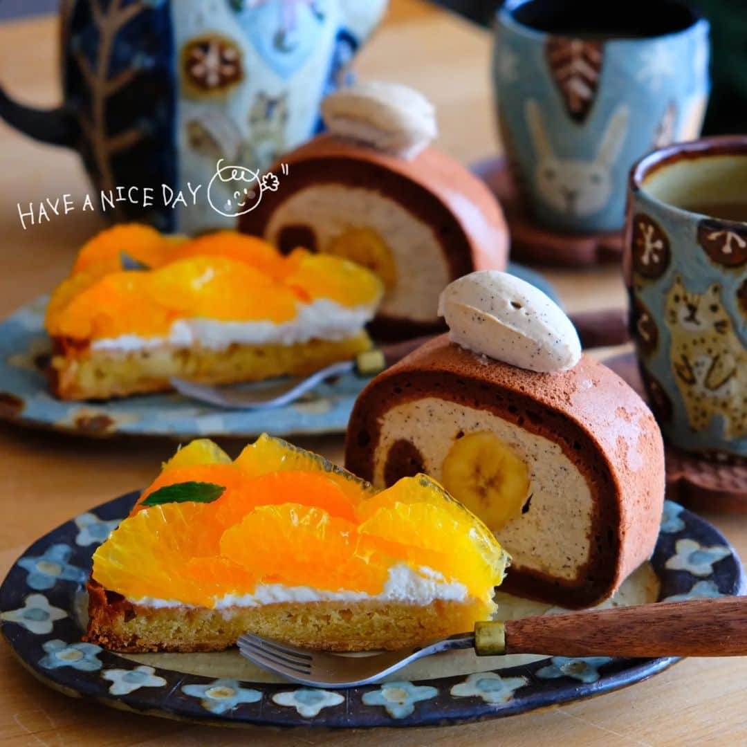 なっつ。さんのインスタグラム写真 - (なっつ。Instagram)「𝟸𝟶𝟸𝟹.𝟻.𝟸𝟷.𝚂𝚞𝚗𝚍𝚊𝚢  ＼ある日のおうちおやつ𖠚՜／  『#SUMIBAKESHOP』さんの ケーキ＆タルト。  ✿柑橘のタルト ✿エスプレッソとバナナのロールケーキ  フレッシュな柑橘。 味が濃くてとてもさわやか美味しい。 酸味もそこまで強くなくて この綺麗なオレンジ色が 元気になる。  エスプレッソと バナナのロールケーキは 多分3個くらいぺろりと 食べれちゃうね(笑) 飲み物？(笑) バナナ好きにはたまらない ロールケーキでした♡  ぼやぁっと写りこむ ちゃぁ君のじじじーの お顔が怖いです(笑) 食べれないのよーと 毎回のくだり(笑)  ごちそうさまでした。  スミさんのケーキの写真が 大渋滞してて 全然UPできていないけど 少しずつ載せるぞ♡  ／ 今日も良き日に。 今日も良い日に なーるなるっ☺︎ ＼  ・ ・ ・ #橋本#橋本カフェ#タルト #神奈川カフェ #ケーキ#バナナ#柑橘 #なっつの絵日記」5月21日 9時06分 - punipopo