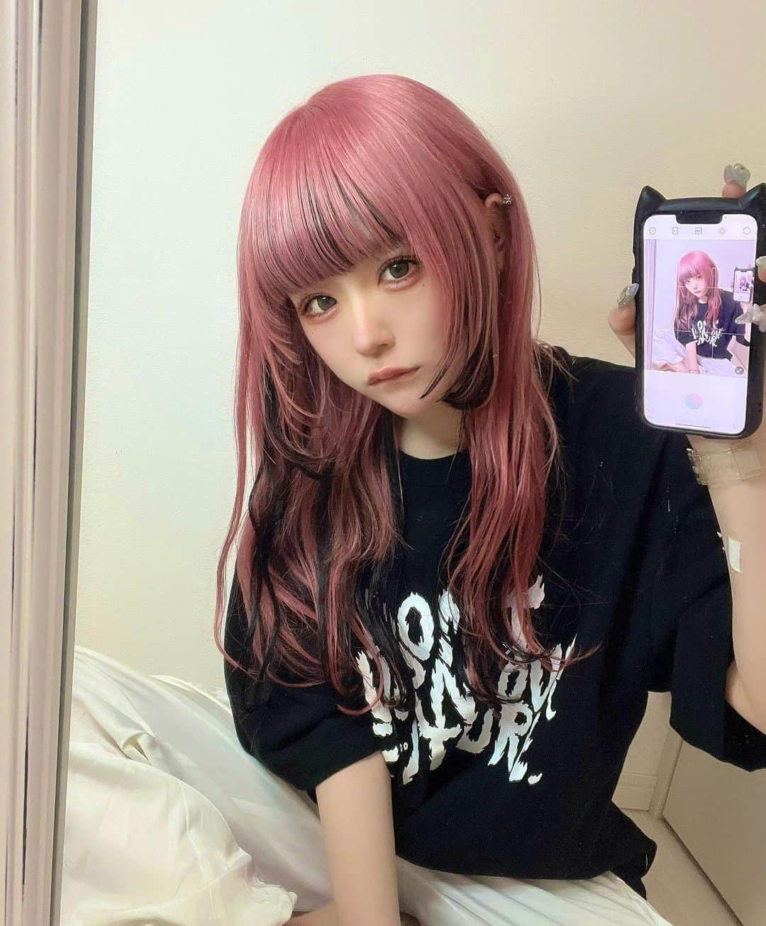 さきちゃんのインスタグラム：「ㅤㅤㅤㅤㅤㅤㅤㅤㅤㅤㅤㅤㅤㅤㅤㅤㅤㅤㅤㅤㅤ 今月のぴんくさん👍🏻 毎月ちょっとずつ違うんだよーーー！ ウルフみたいな姫カットみたいなのもしてもらった🐺🎵 ㅤㅤㅤㅤㅤㅤㅤㅤㅤㅤㅤㅤㅤ 暑すぎて韓国出張のとき買ったはんそで 下ろしたよ〜〜😾☀️ ㅤㅤㅤㅤㅤㅤㅤㅤㅤㅤㅤㅤㅤㅤㅤㅤㅤㅤㅤㅤㅤㅤㅤㅤㅤㅤ #ピンクヘアー #ピンクカラー #ピンク #ピンク髪 #ブリーチカラー #ロングウルフ #ウルフ #ウルフカット女子 #ウルフレイヤー #姫カット #黒インナー #インナーカラー #地雷系女子 #地雷 #自撮り界隈 #自撮り #渋谷美容室 #pinkhair #japanesegirl #newhair #pinkpinkpink #l4l #f4f」