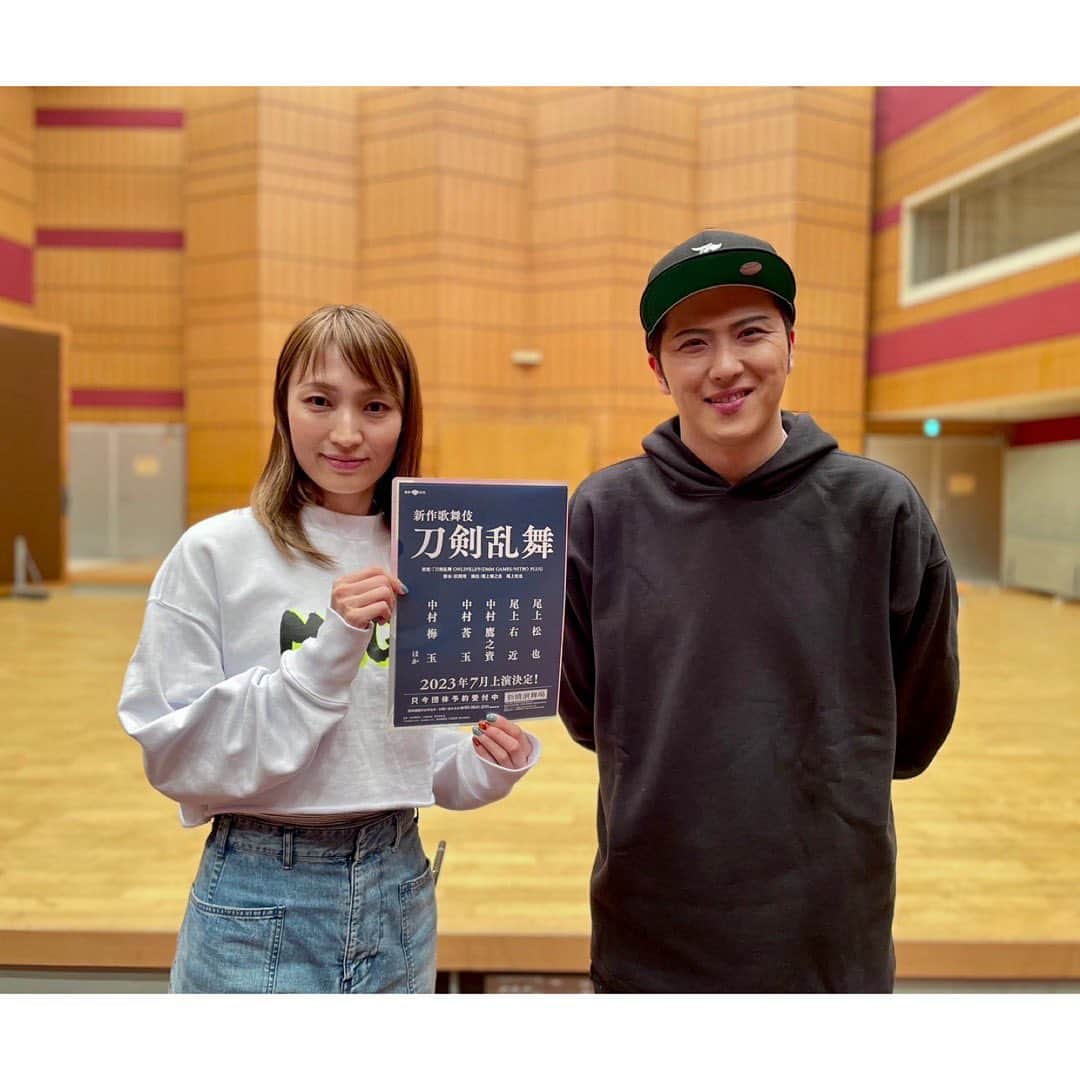 望海風斗のインスタグラム：「📻 本日21:00〜 #ラジオ #NHKFM #望海風斗のサウンドイマジン #毎週日曜夜9時 ゲスト #尾上松也 さん ⁡ 7年前（もうそんなに経つのね🙈） 『エリザベート』で同じルキーニ役を演じたご縁で、一度対談をさせていただいた松也さん。 今度は紙面ではなく、音声での会話をお楽しみください！ ⁡ 松也さんの#音 は、またなんと贅沢な‼︎ その場で#音 を生み出してくださいました✨ ⁡ そして、私のこの硬い表情の意味は…😳 お楽しみに♪ ⁡ 聴き逃しは #らじるらじる で何度でも！ #公式Twitterも宜しく」