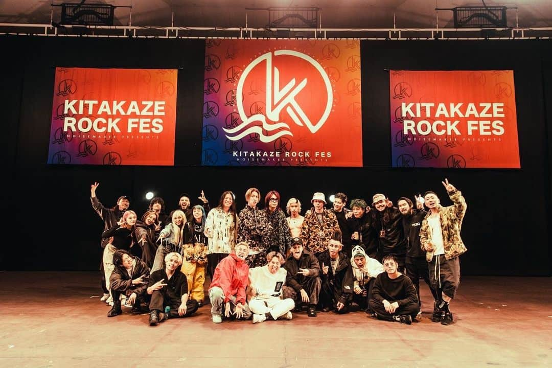 UTAさんのインスタグラム写真 - (UTAInstagram)「. . . . . KITAKAZE ROCK FES 2023 DAY1！初日ありがとうございました！天候にも恵まれ最高な初日でした！  出演してくれたバンドのみんな、スタッフ！ そして来てくれたみんな本当ありがとう✌️ 素晴らしい一日をありがとう✌️  DAY2もあと数時間で始まります！来てくれる人達は怪我なく思いっきり楽しんでいってね👍  よろしく💪  📸 by @nekoze_photo   #noisemaker  #kitakazerockfes」5月21日 9時15分 - uta_boby_noisemaker