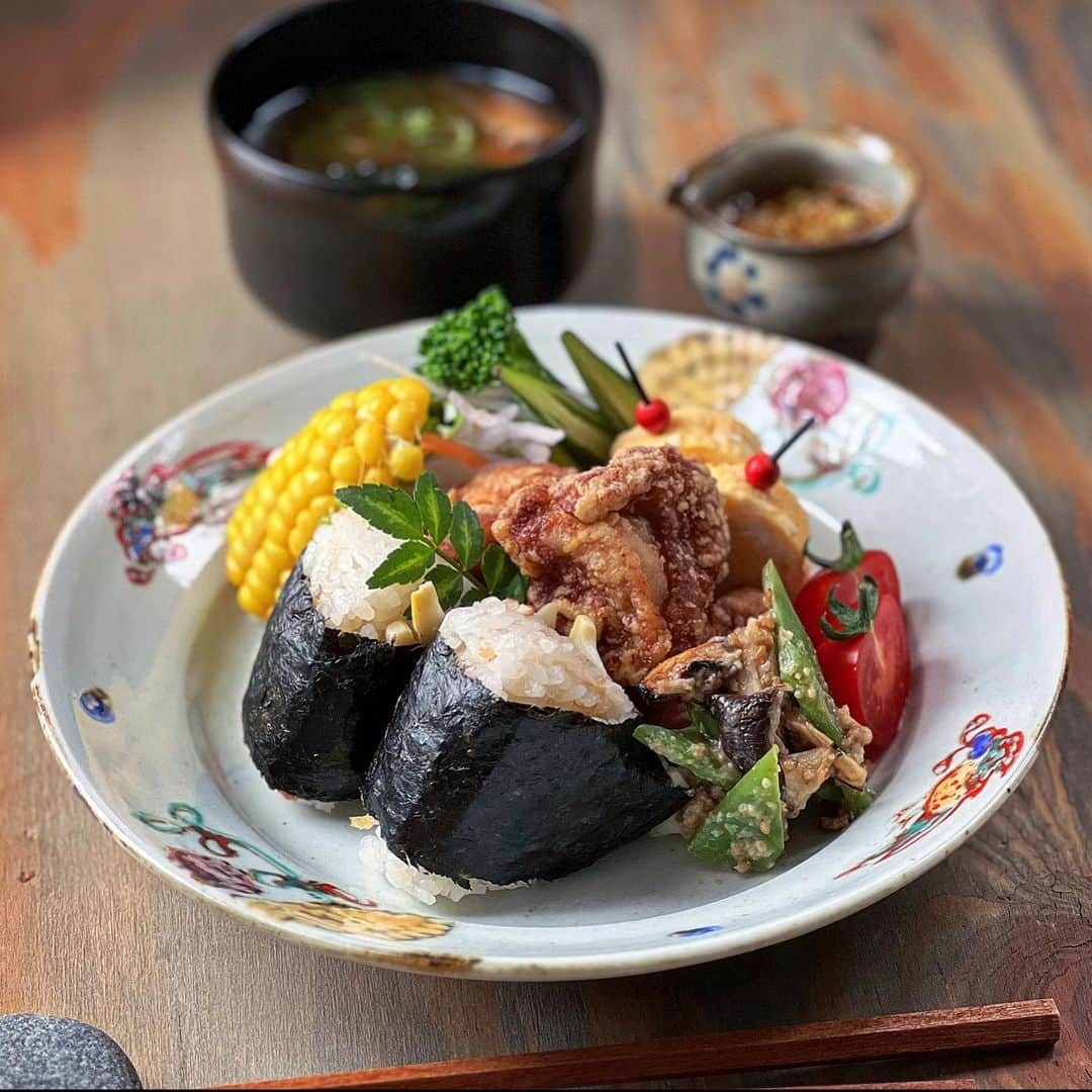 はらぺこのインスタグラム：「残り物で朝ごはん🍙  ♪破竹おにぎり ♪油淋鶏 ♪モロッコいんげんとエリンギ. ささみの胡麻味噌和え ♪だし巻きたまご ♪大根サラダ.🌽🍅🥦 ♪わかめと豆腐の赤だし味噌汁  筍が終わったら破竹！ 我が家はみんな破竹の方がお好み みたい…😋 歯応えが良いのかな〜 今夜は破竹の天ぷらが食べたいんだと👍 薄く味付けしてからの天ぷらが最高に旨し✨  #朝ごはん #ワンプレート #娘ごはん #おうちごはん #おうちごはんlover #フーディーテーブル #朝時間 #おうち時間 #おにぎり #お味噌汁 #サラダ #油淋鶏 #唐揚げ #野菜 #おばんざい #食育 #料理 #家庭料理 #丁寧な暮らし #日々の暮らし #器 #うつわ #クロワッサン大人のうつわ部 #おうちカフェ #カフェ風 #器好き #伊藤聡信 #japanesefood #instafood」