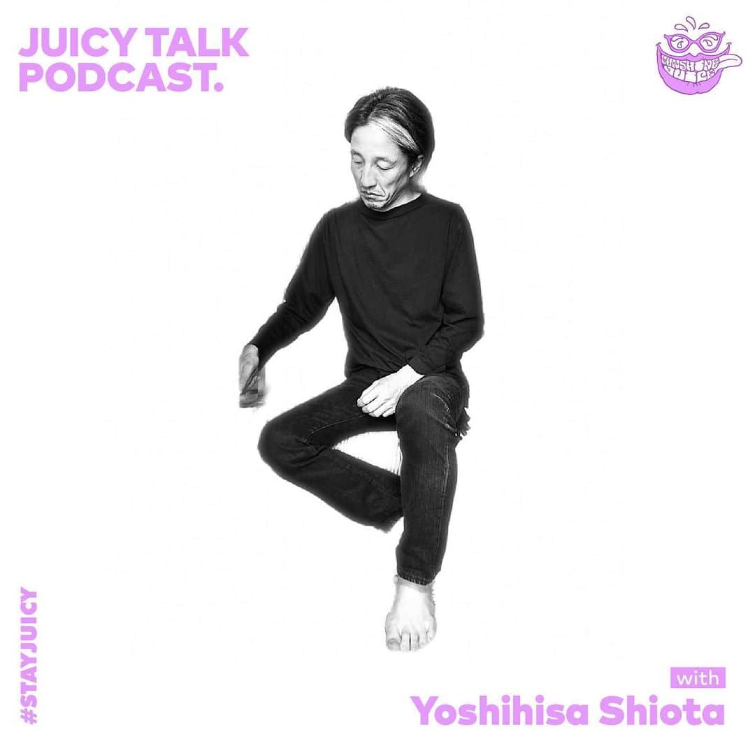 Sunshine Juiceのインスタグラム：「JUICY TALK Podcast by SUNSHINE JUICE  今回のゲストは京都のレコード店meditationsの潮田宜久さん @meditations   「世界は自分がつくりだしている」  「本当の自分にかえれるような音楽」を集めて京都でレコード店meditationsを運営している潮田さん。  今回は潮田さんがmeditationsを運営しながら伝えたいこと、そして暮らしの中で"JUICY"に生きるヒントを伺いました。  今回潮田さんのお話の中ででてきた、「薫習」という言葉が素敵だと感じました。香りが衣に染み付いて残存するようなこと。暮らしの中で良い習慣をつくることができればそれはきっとにじみでてくるだろうと感じたし、きっと「健康的な食生活」も習慣がにじみでてくるようなものではないか、と思いました✋🏼  サンシャインジュース代表コウ ノリが様々な分野で活躍する魅力溢れるゲストをお迎えして話を伺う健康最先端ポッドキャストシリーズ”Juicy Talk Podcast"🌞  皆さんの日々の暮らしが少しでもjuicyになるようなヒントに溢れた内容をspotifyで配信します。  移動中やお時間あるときにぜひお聞きください。今後のエピソードもお楽しみに。プロフィールリンクからどうぞ🎧  Juicy Talk Podcast  now only in japanese but we would love to have great guest speakers from all over the world! many tips for your juicy life.  #stayjuicy#sunshinejuice#coldpressedjuice#サンシャインジュース#コールドプレスジュース#自然#健康 #地球#juicytalk」