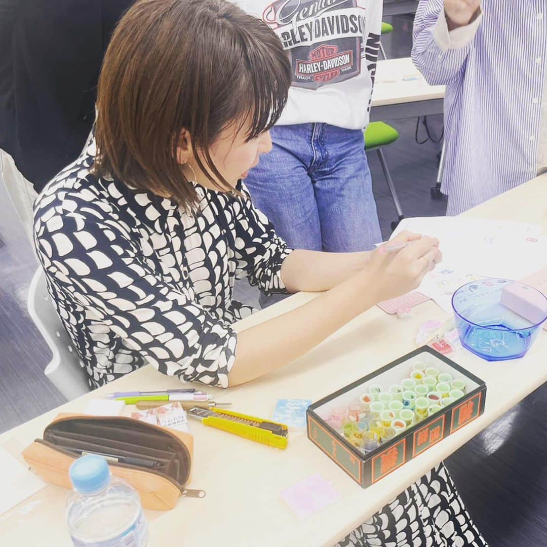 津久井智子のインスタグラム：「#津久井智子の消しゴムはんこ教室  #浅草橋 #蔵前  @eastsidetokyo  ご参加の皆さんの作品！ 押す便箋が小さいので、お手本図案も小さいはんこがいっぱい😊 2日目は少人数めで、基本をしっかり。 手慣れてる常連さん方は2時間でいくつも作って、バリエーション豊かな便箋に📝 次回は7月28日/29日です！ ご参加ありがとうございました😊」