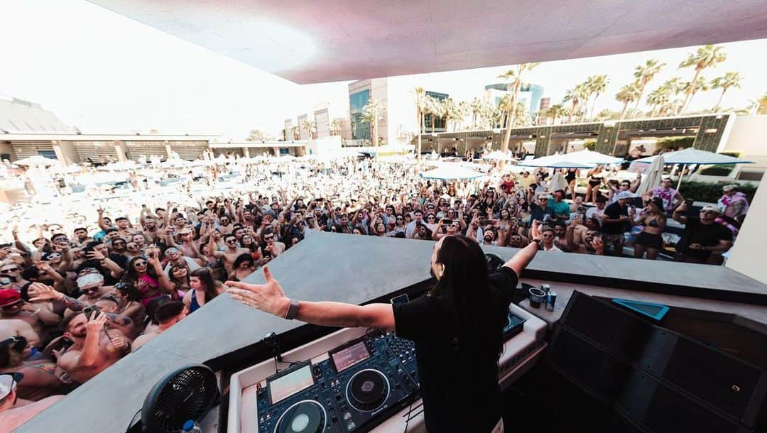 スティーヴ・アオキさんのインスタグラム写真 - (スティーヴ・アオキInstagram)「EDC WEEKEND in Las Vegas! Yesterday was off the ripper! Big hugs to my brother @martingarrix for coming out dropping his unreleased remix」5月21日 9時27分 - steveaoki