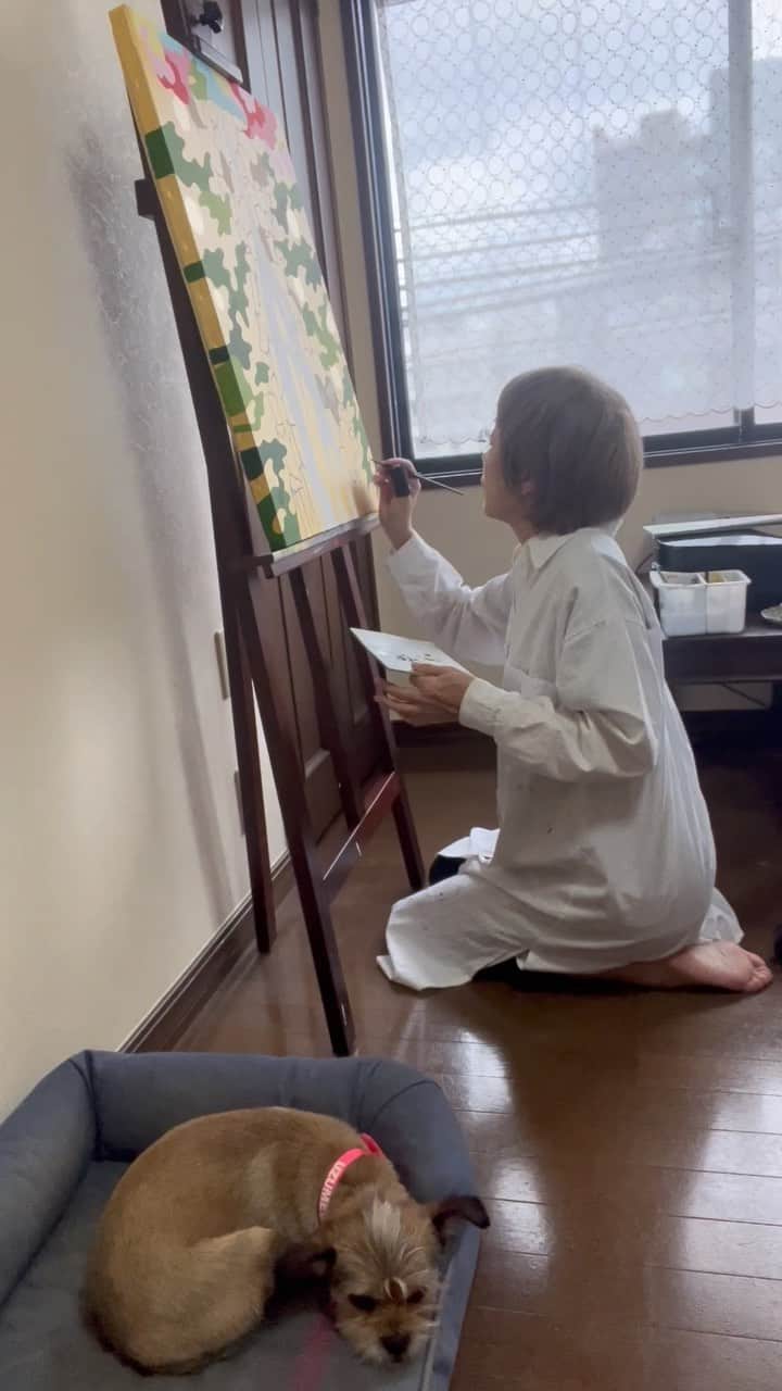 松尾たいこのインスタグラム：「《もうすぐ出来上がり》大きい作品はこんな感じで描いてます。 少し描いてはちょっと離れてバランスを確認。  もうすぐ出来上がり。  ※私の作品への質問やお問い合わせはお気軽に⠀ ⠀ 「見えないけれど　つながっている」⠀ 「会えないからこそ　いとおしい」⠀ 森羅万象・花鳥風月・四元素(五元素)・二十四節気など日本をテーマに作品を作っています。⠀ この絵の中にもつながりを。⠀ ⠀ #japaneseartist #liveintokyo #myartwork #acrylicpainting #lovejapan #modernartist #contemporarypainting #contemporaryartist ⠀ #colorfulartwork⠀ #kawaii #arigato⠀ #happycreativelife #staycolorfullycreative⠀ #loveny #lovehongkong #lovetaiwan #lovesingapore #lovekorea⠀ ⠀ #現代アート #現代美術 #現代アーティスト #森羅万象 #五行思想 #八百万の神 #花鳥風月 ⠀ #神社好きな人と繋がりたい⠀ @holbein_art ⠀ @holbeinartistmaterials」
