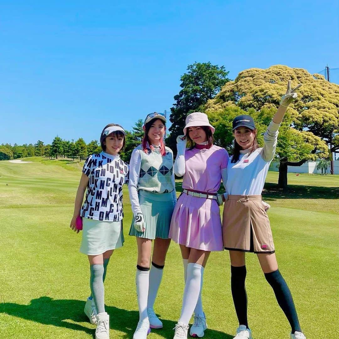 柑谷あゆみのインスタグラム：「はじめての【ザ・ロイヤルゴルフクラブ⛳️】  海外にきたみたいな風景で、ロッカールームもレストランも練習場も全部がオシャレで、ご飯も美味しくて、茶店は、ヨーグルトとお菓子が食べ飲み放題で✨✨✨ めちゃくちゃ素敵なゴルフ場でした😍  しかもこの日は6組だけだったらしく、めちゃくちゃ贅沢にゆっくりラウンドできました😍✨🤍  #過去pic  #ザロイヤルゴルフクラブ  #エンジョイゴルフ #michikolondon  #susic #ゴルフウェア  #ゴルフ女子 #関西人ゴルファー  #golf  #golfing  #golflife  #golfgirl  #instagolf  #golfer #골프 #골프웨어 #กอล์ฟ  #ゴルフコーディネート #ゴルフファッション #ゴルフ好きな人と繋がりたい」