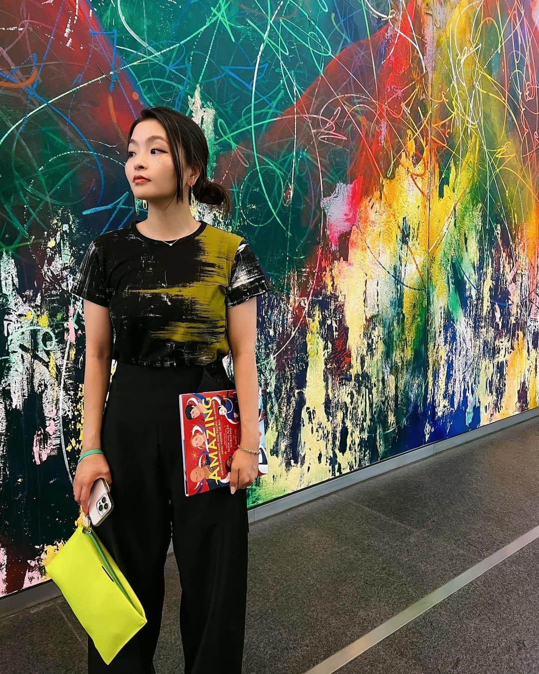 マイア・シブタニのインスタグラム：「NYC dump! 📚🎤🙌🖤🍕😋🥵📀✨」