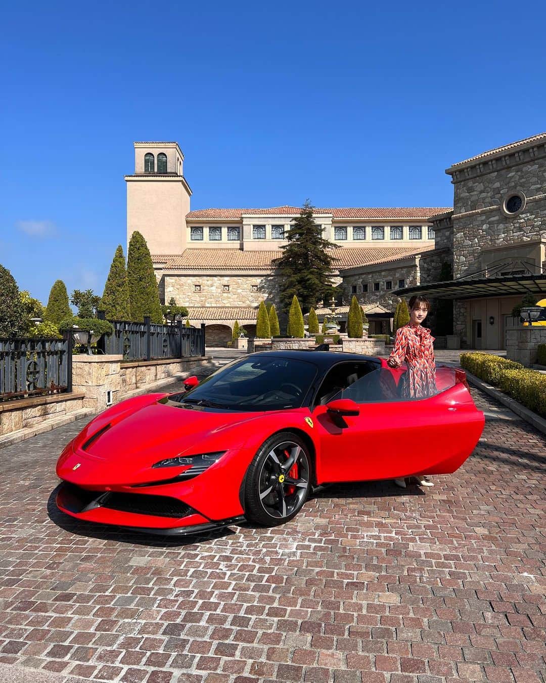 如月蓮さんのインスタグラム写真 - (如月蓮Instagram)「. フェラーリぃぃい！！！ 車全然わからないけど、めちゃくちゃかっこよかった🏎️✨ フェラーリガールズ💃笑 . . . #Ferrari #十碧れいや さん #如月蓮 #RENスタグラム」5月21日 9時42分 - kisaragi.ren2