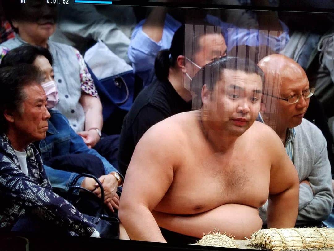 西岡徳馬さんのインスタグラム写真 - (西岡徳馬Instagram)「大相撲夏場所七日目 初めて一番前で観せて貰いました。 もの凄い迫力で、まるで自分が相撲取ってる様な感じになり、ズシンと興奮した❗️  その後、「三代目たいめいけん」で食事、茂出木さんからフライパン🍳を頂いて、本日very lucky day❗️」5月21日 9時42分 - tokuma_nishioka