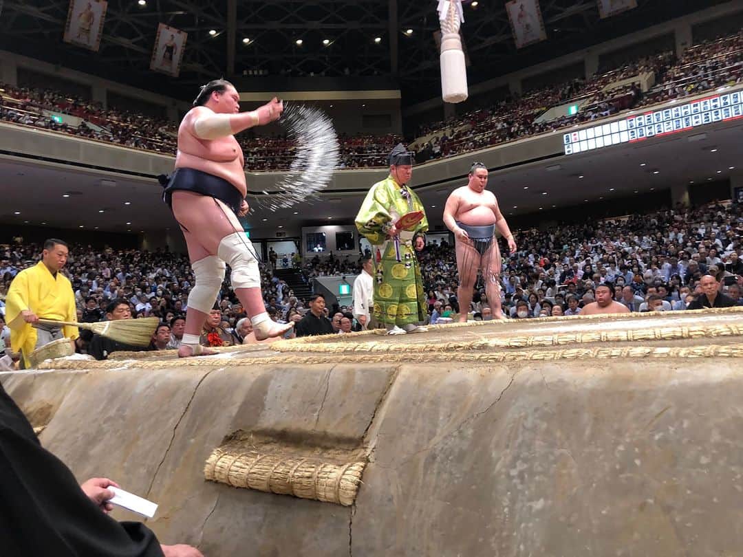 西岡徳馬のインスタグラム：「大相撲夏場所七日目 初めて一番前で観せて貰いました。 もの凄い迫力で、まるで自分が相撲取ってる様な感じになり、ズシンと興奮した❗️  その後、「三代目たいめいけん」で食事、茂出木さんからフライパン🍳を頂いて、本日very lucky day❗️」